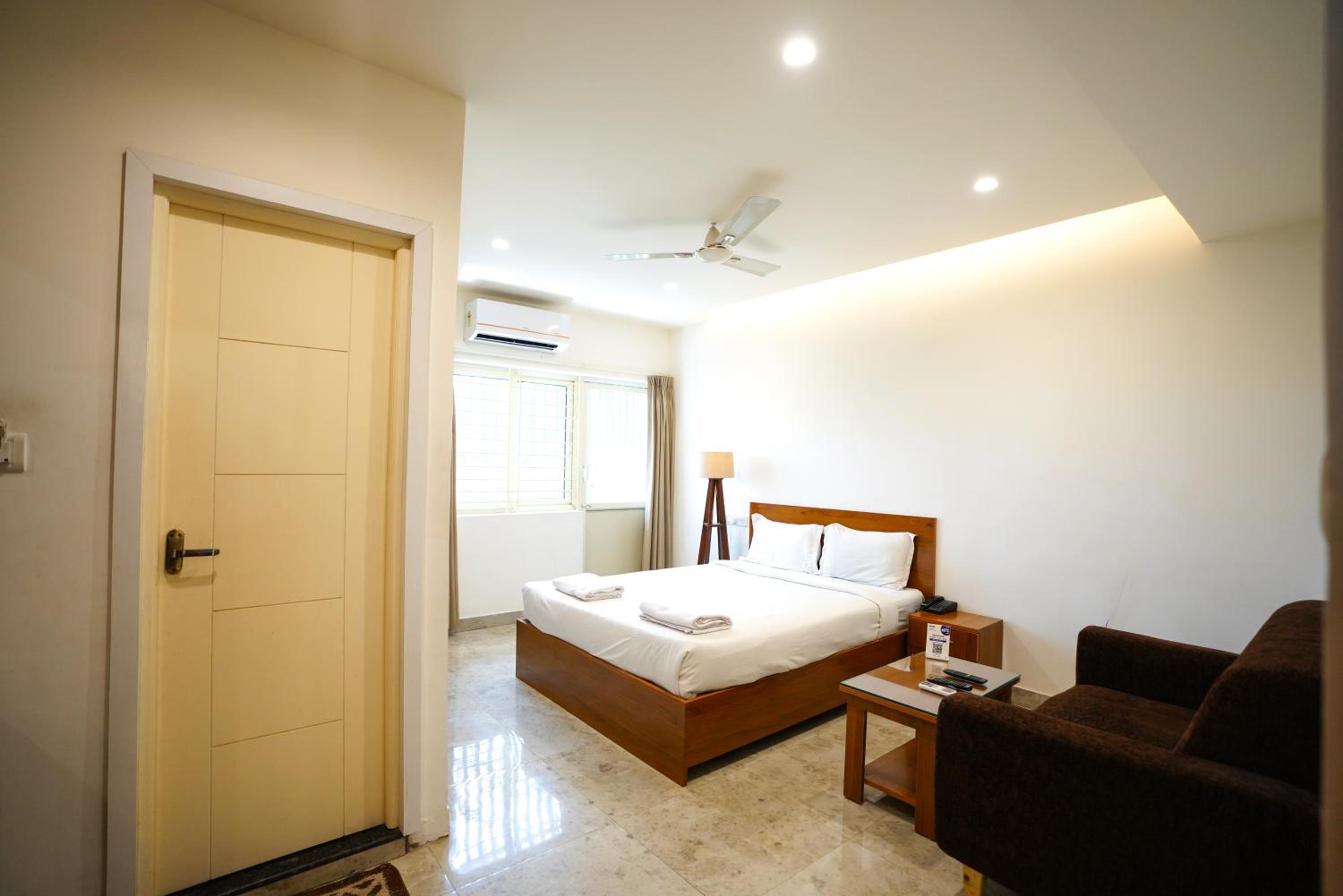 Deluxe Double Room with Balcony - Photo 18