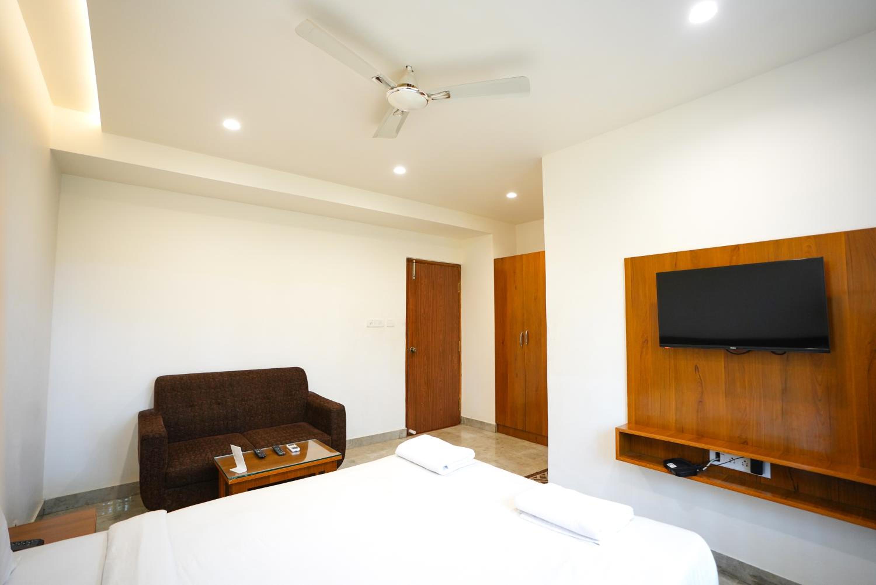 Deluxe Double Room with Balcony - Photo 17
