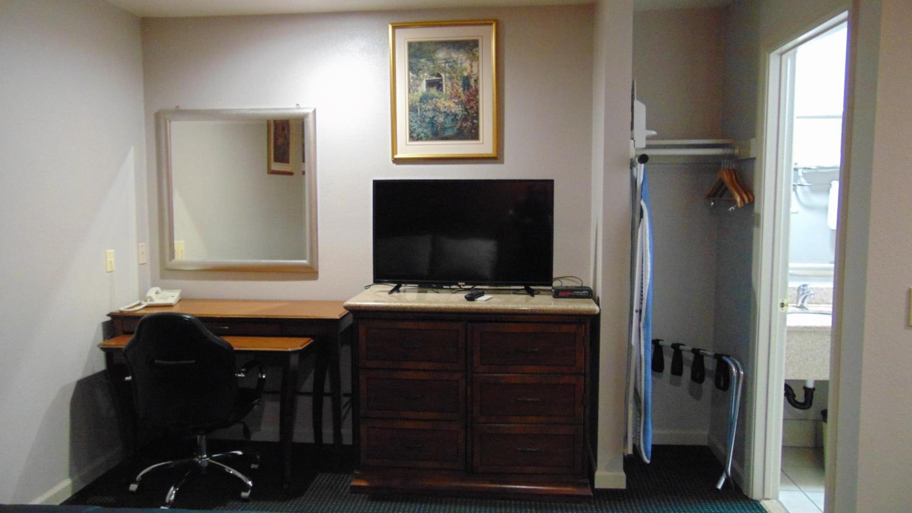 Queen Room with Two Queen Beds - Non-Smoking photo 1
