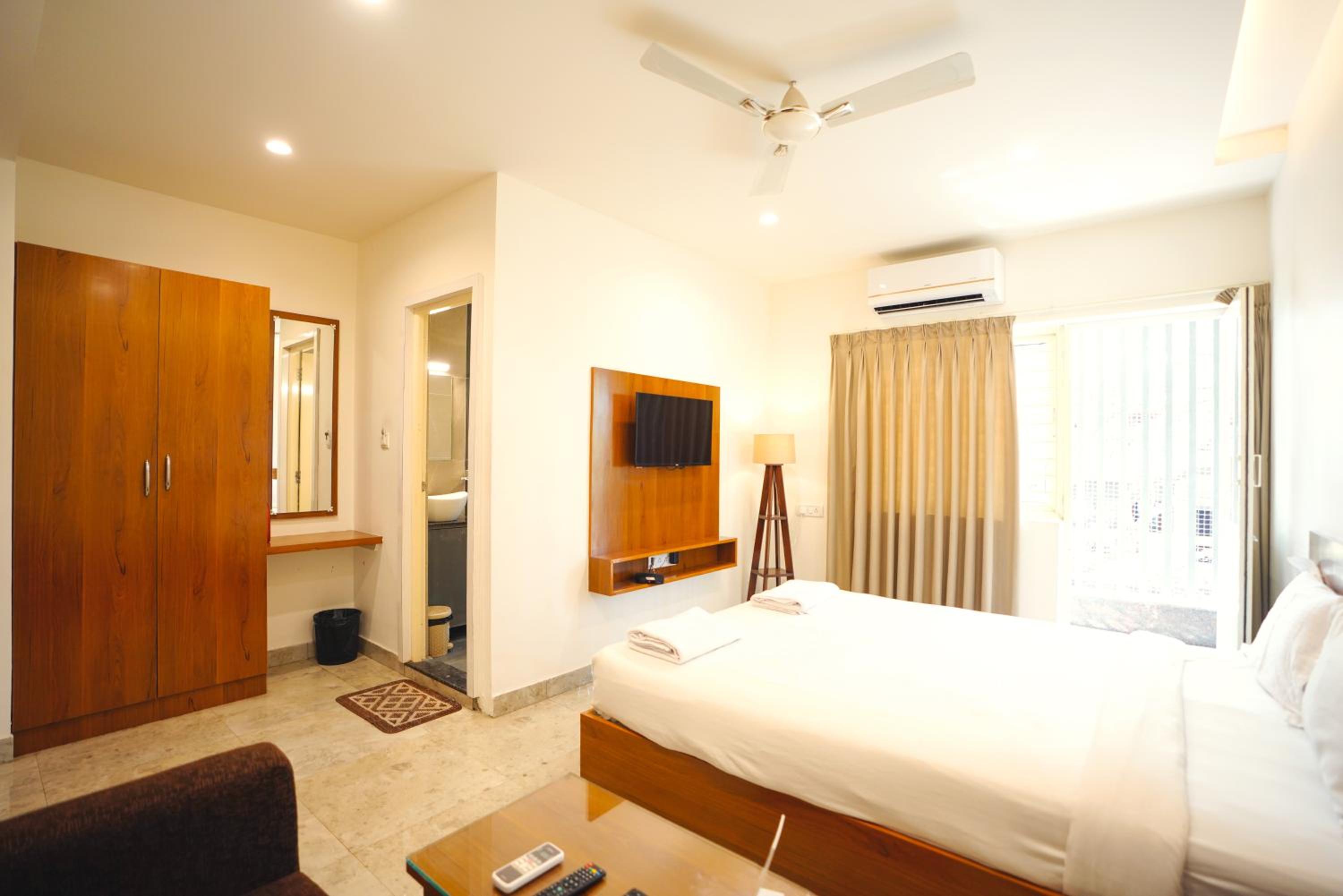 Deluxe Double Room with Balcony - Photo 14