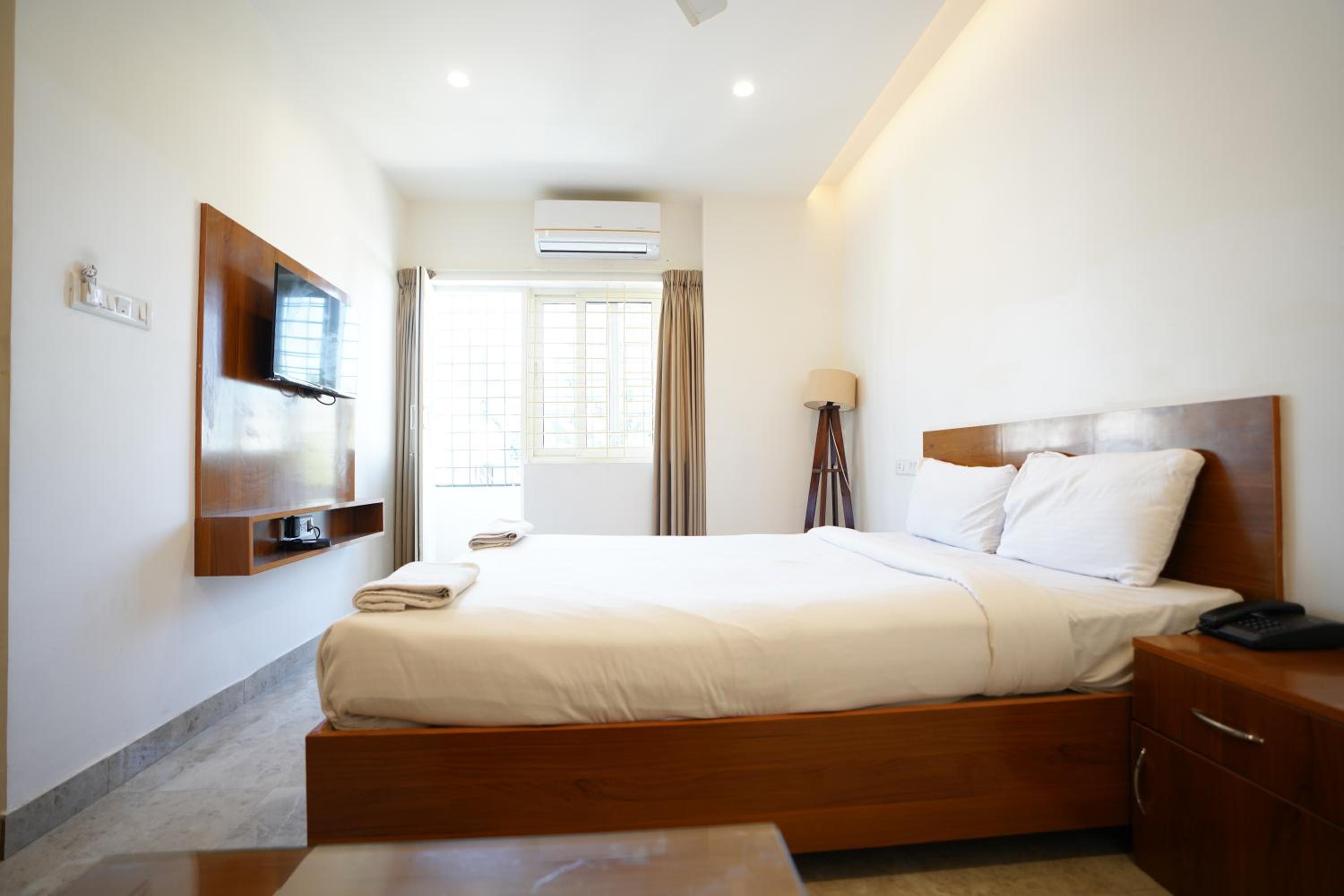 Deluxe Double Room with Balcony - Photo 12