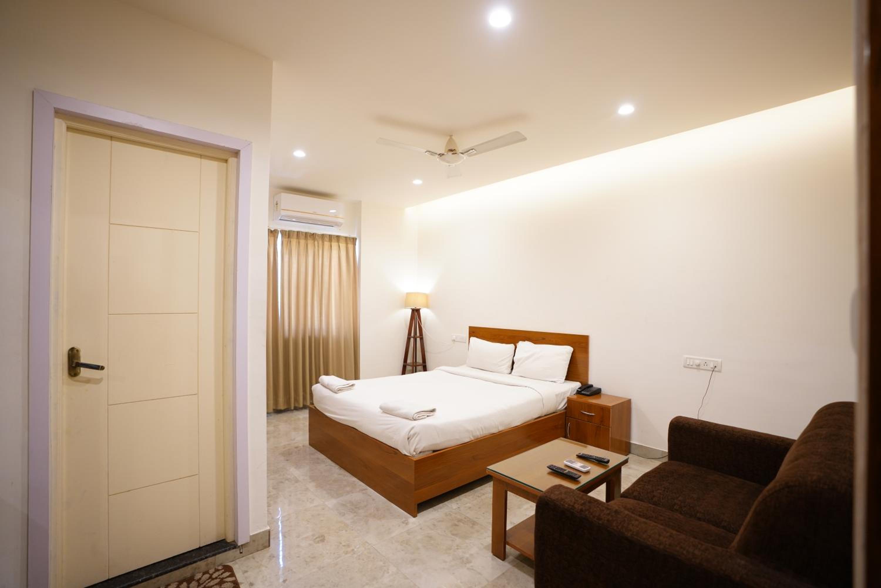 Deluxe Double Room with Balcony - Photo 11