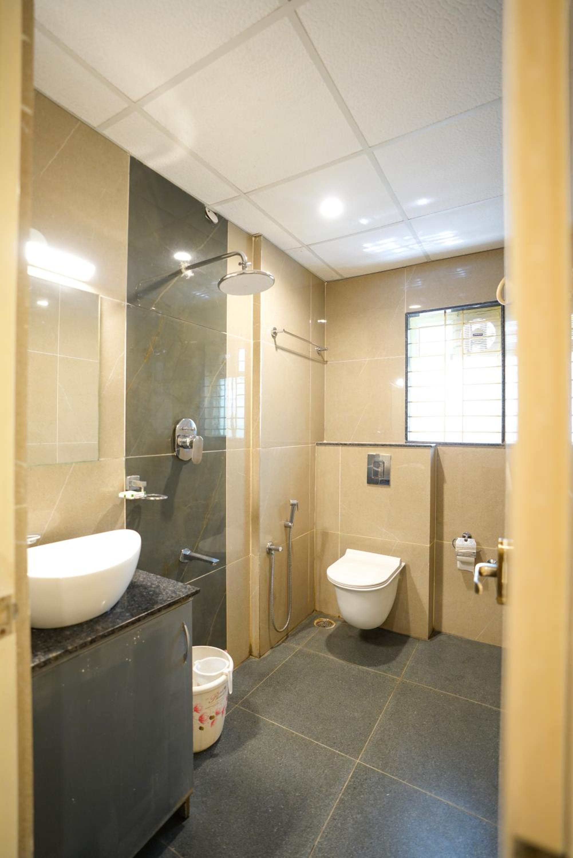 Deluxe Double Room with Balcony - Photo 9