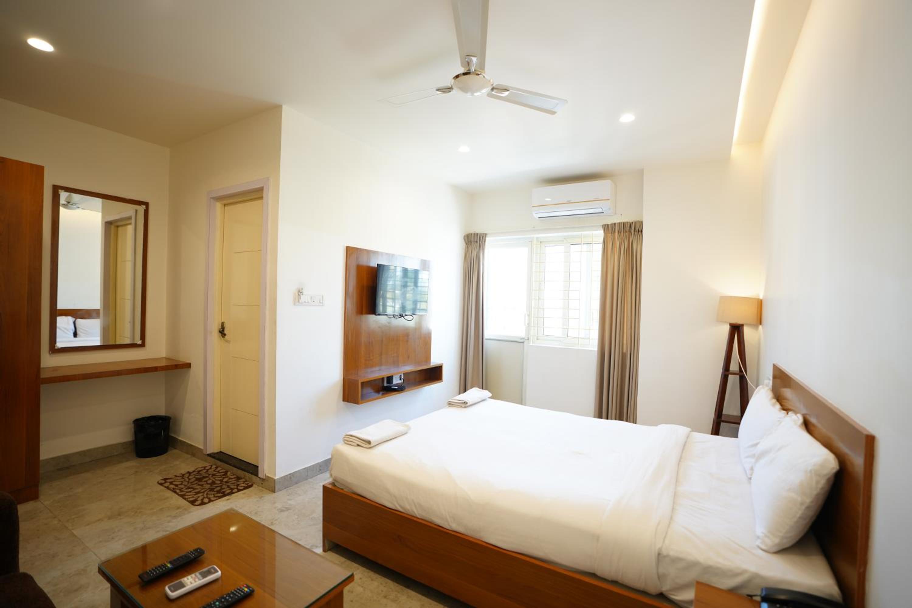 Deluxe Double Room with Balcony - Photo 8