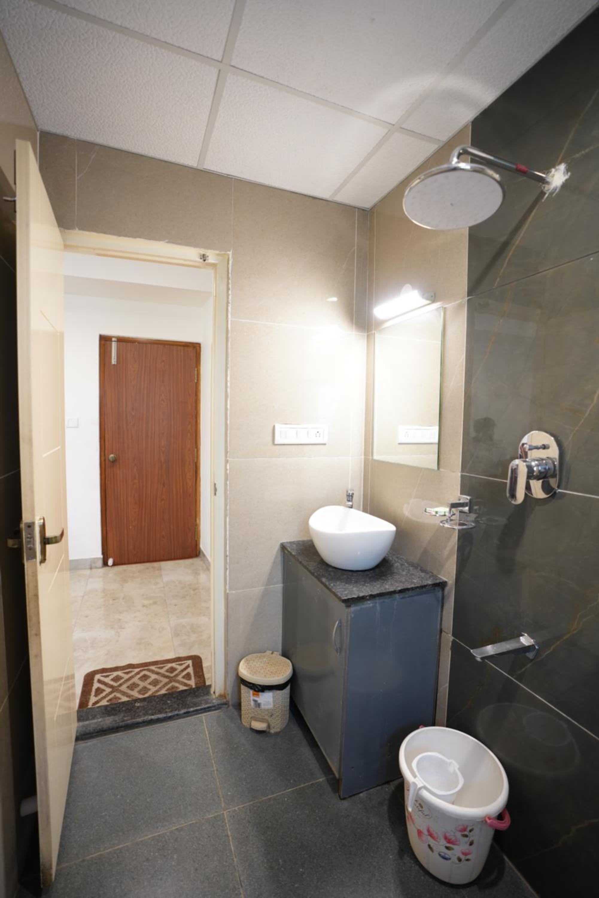 Deluxe Double Room with Balcony - Photo 7