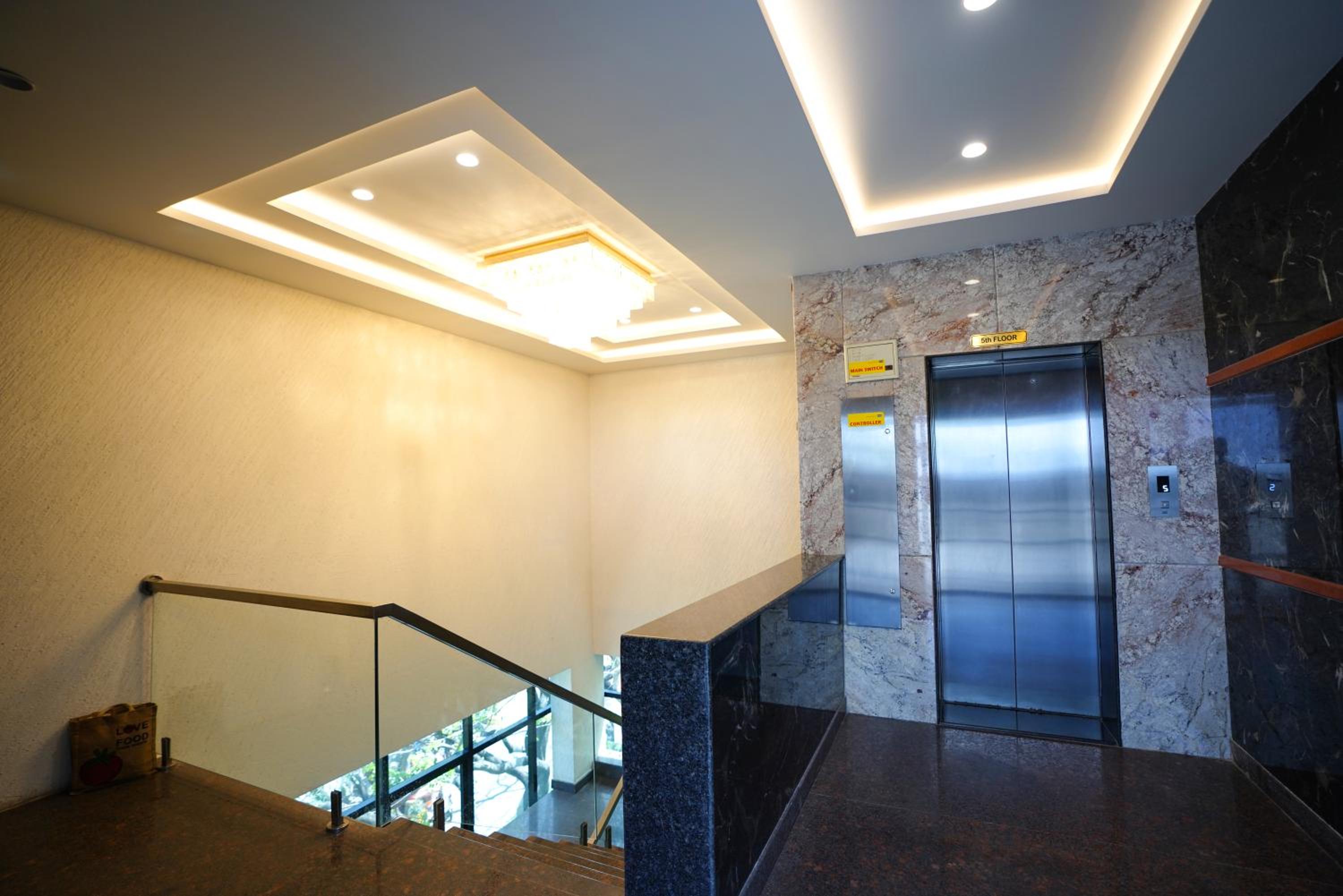 Deluxe Double Room with Balcony - Photo 6