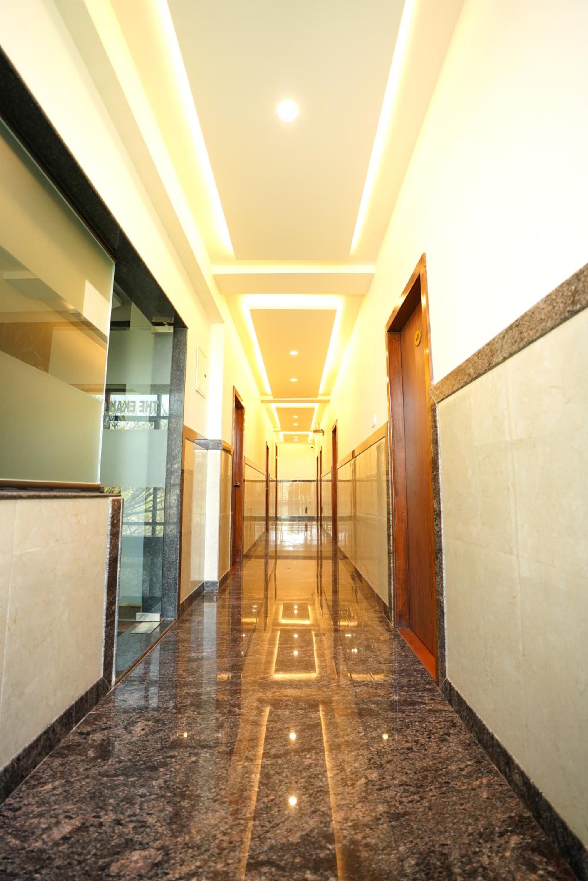 Deluxe Double Room with Balcony - Photo 4