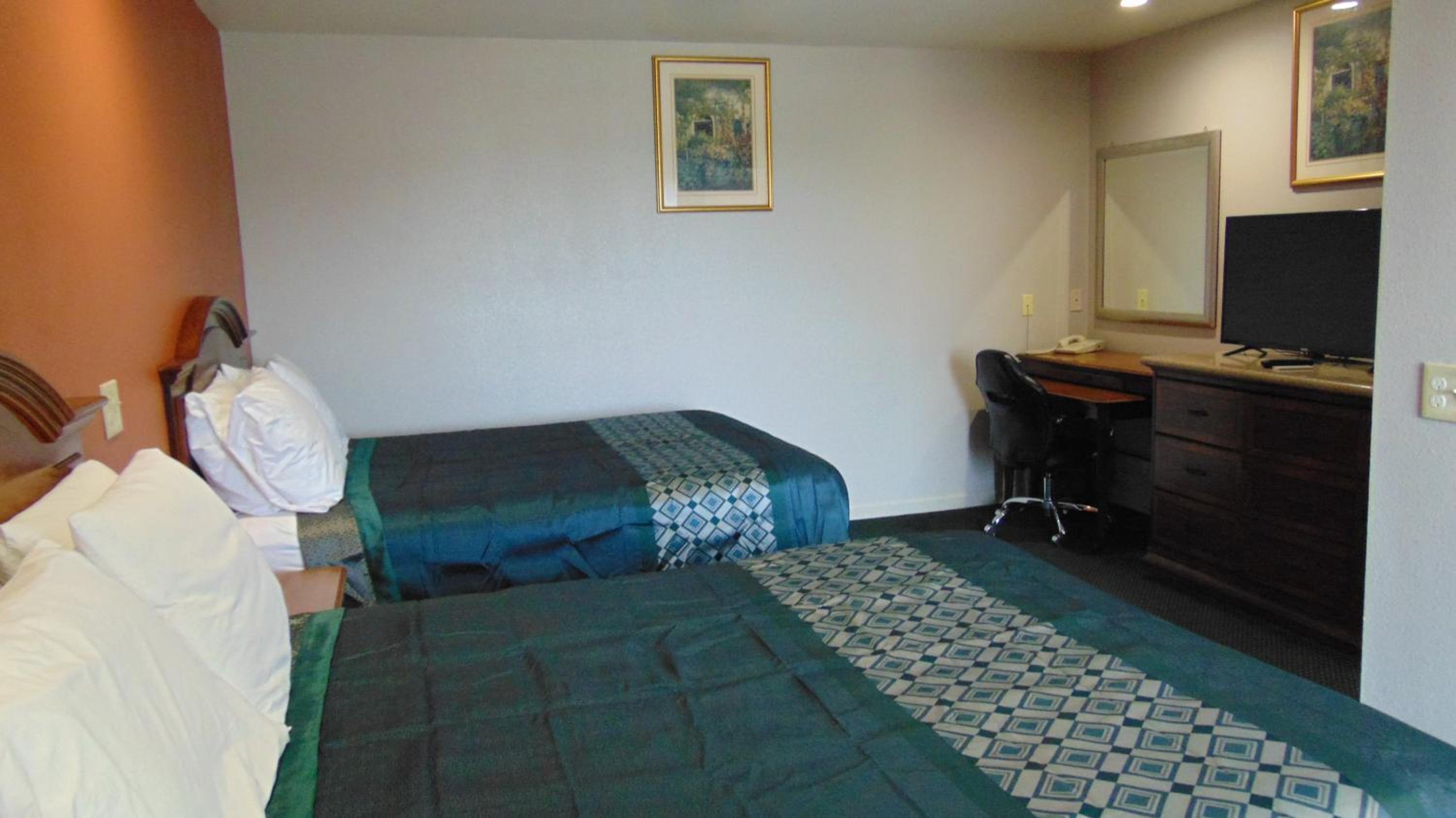 Queen Room with Two Queen Beds - Non-Smoking photo 3