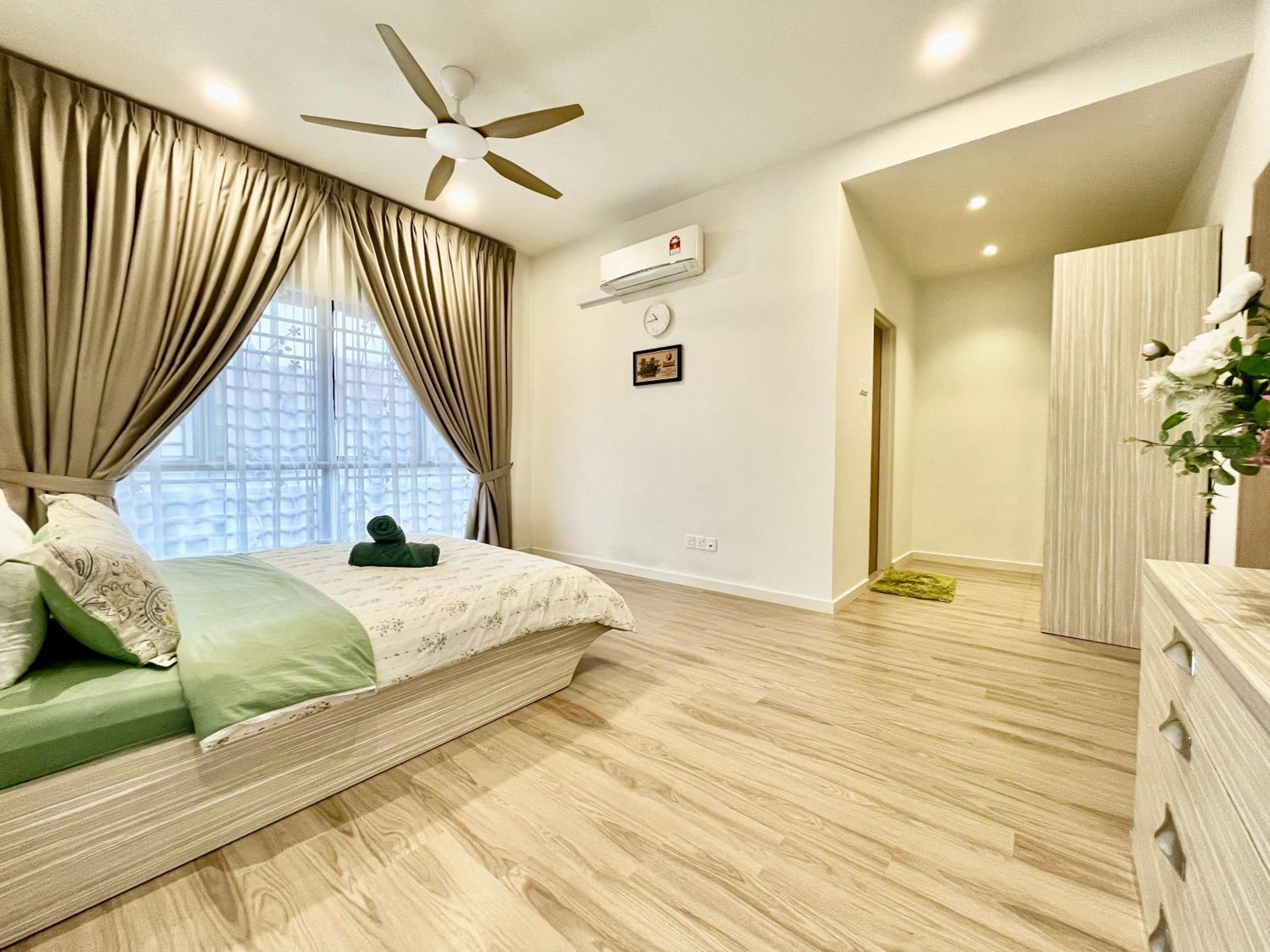 Four-Bedroom House photo 2