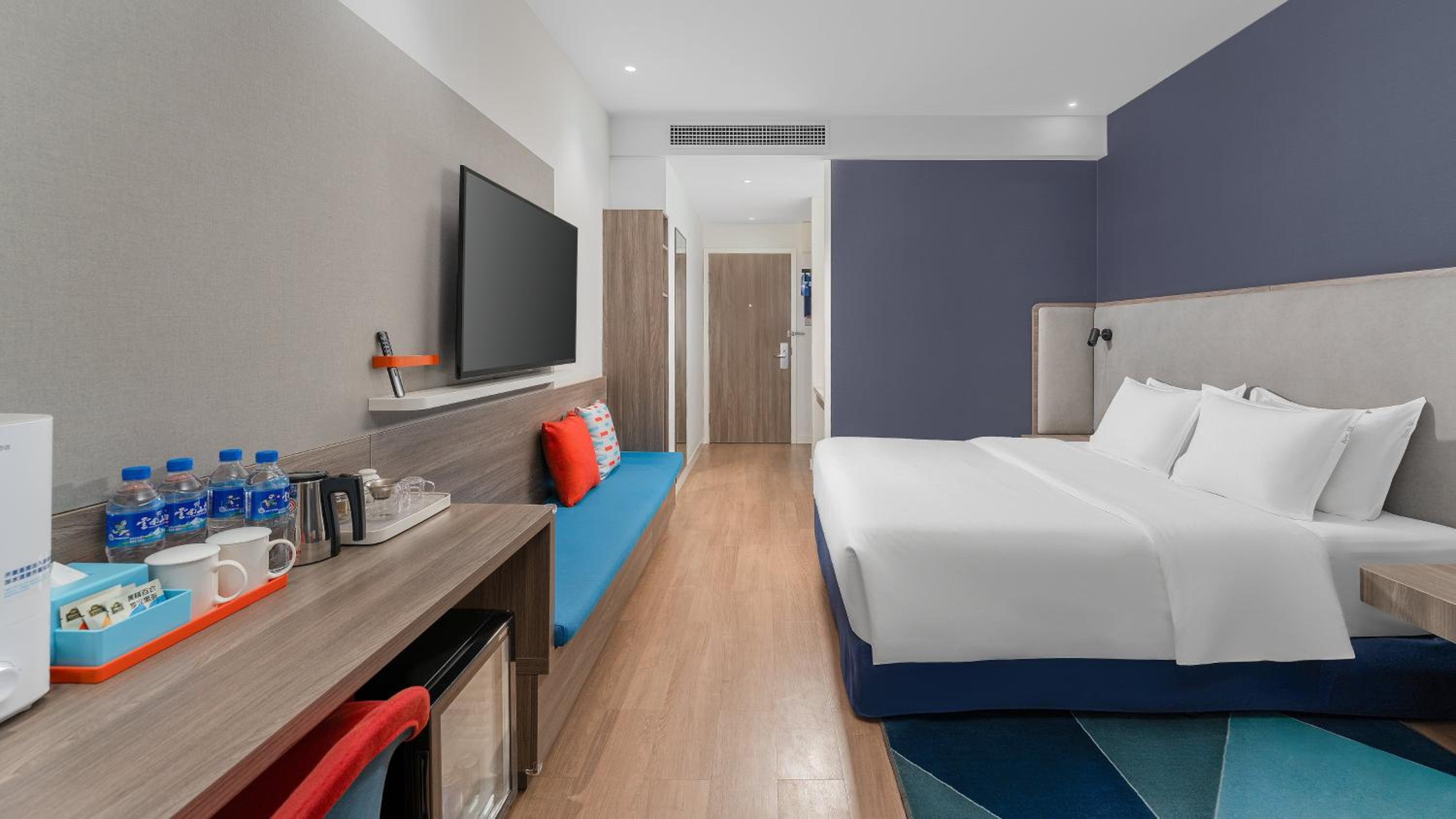 Standard King Room with City View - High Floor thumbnail 5