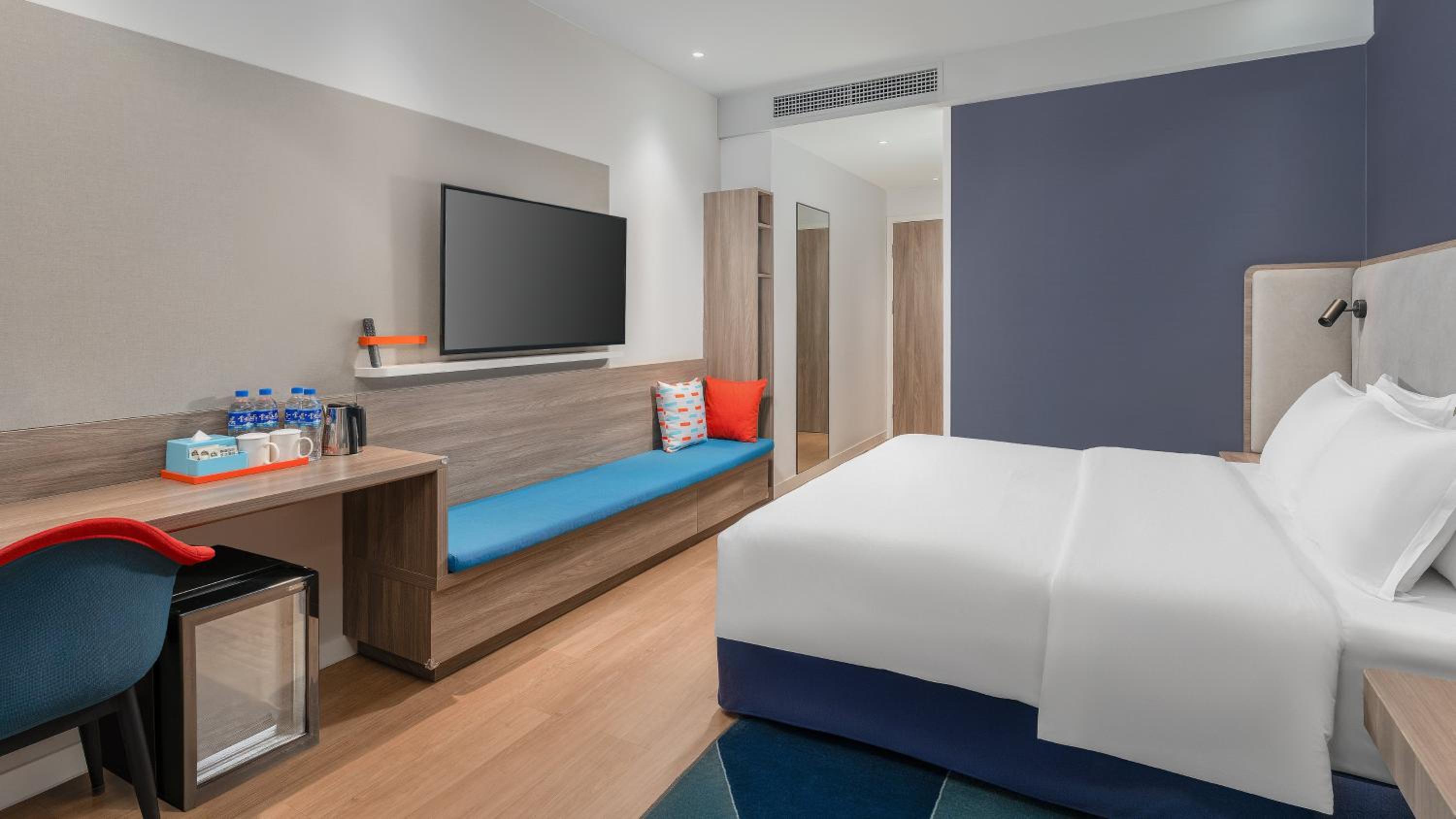 Standard King Room with City View - High Floor thumbnail 6