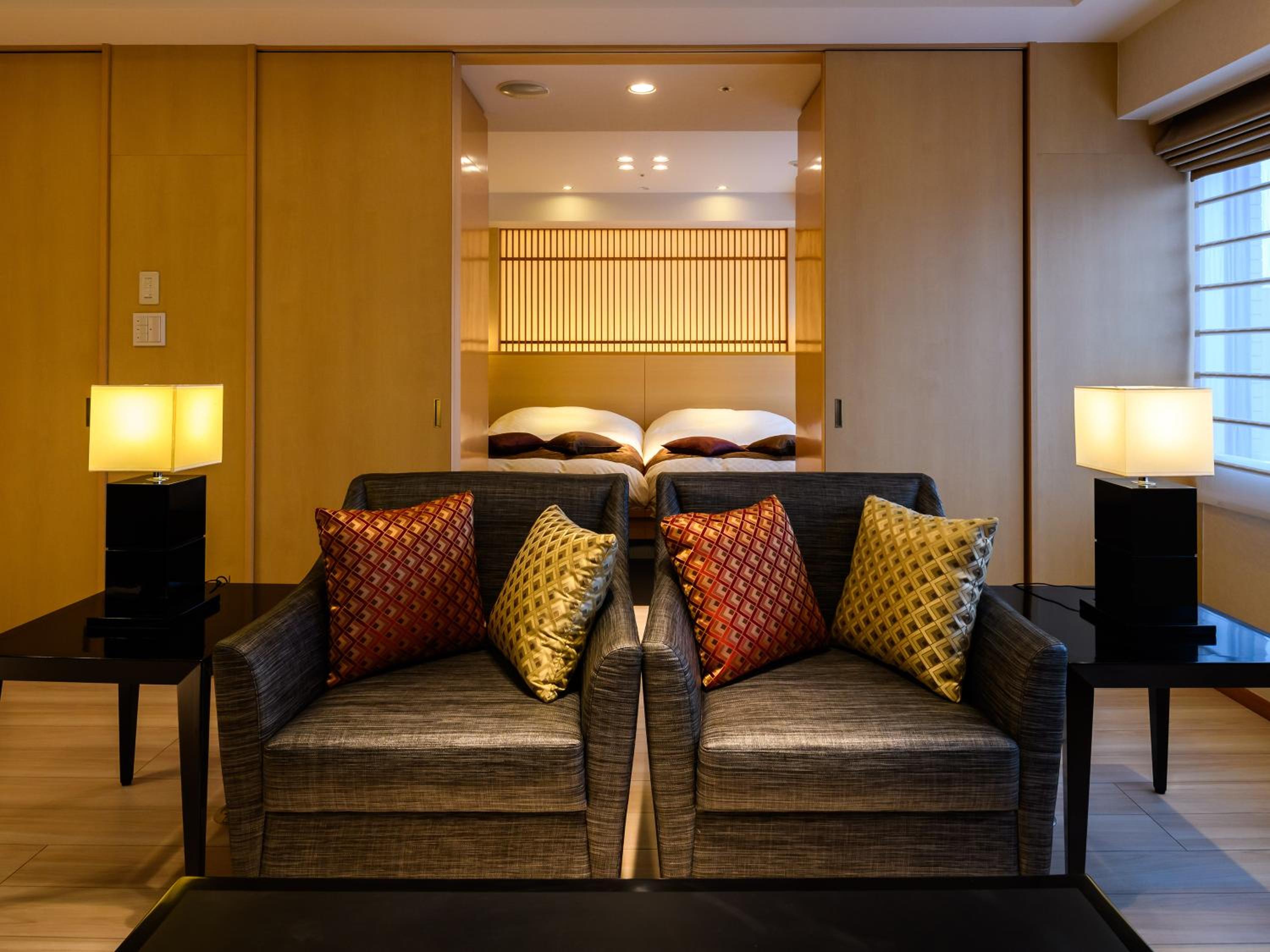 Standard Junior Suite with Two Single Beds - City Side - Photo 1