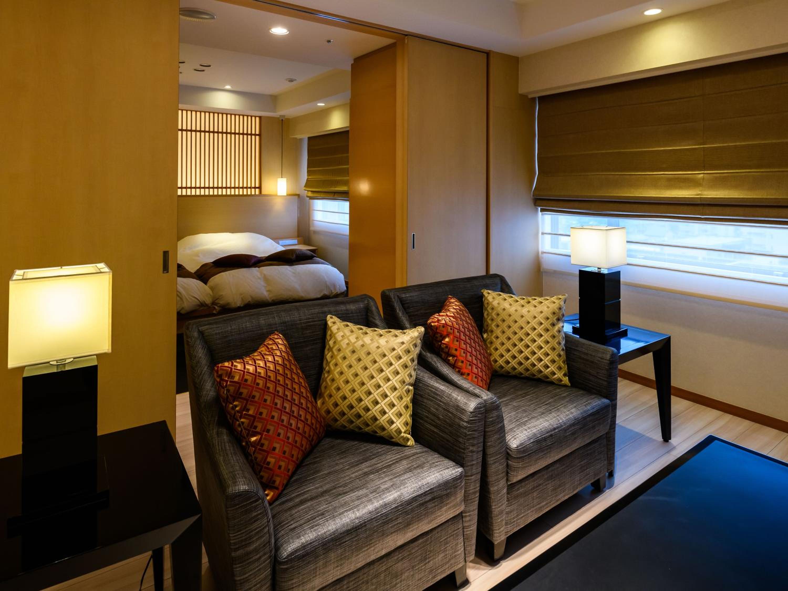 Standard Junior Suite with Two Single Beds - City Side - Photo 6