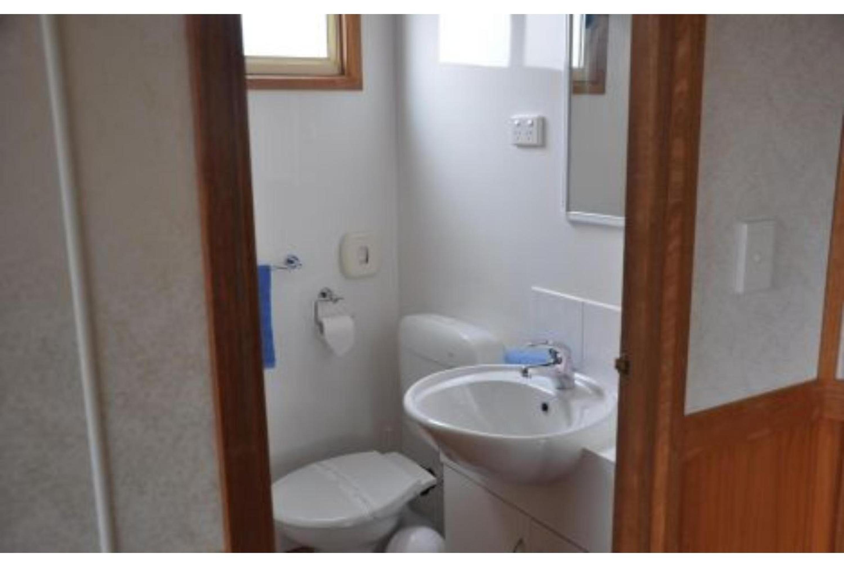 Standard 2 Bedroom Cabin - Sleeps 5 photo 2