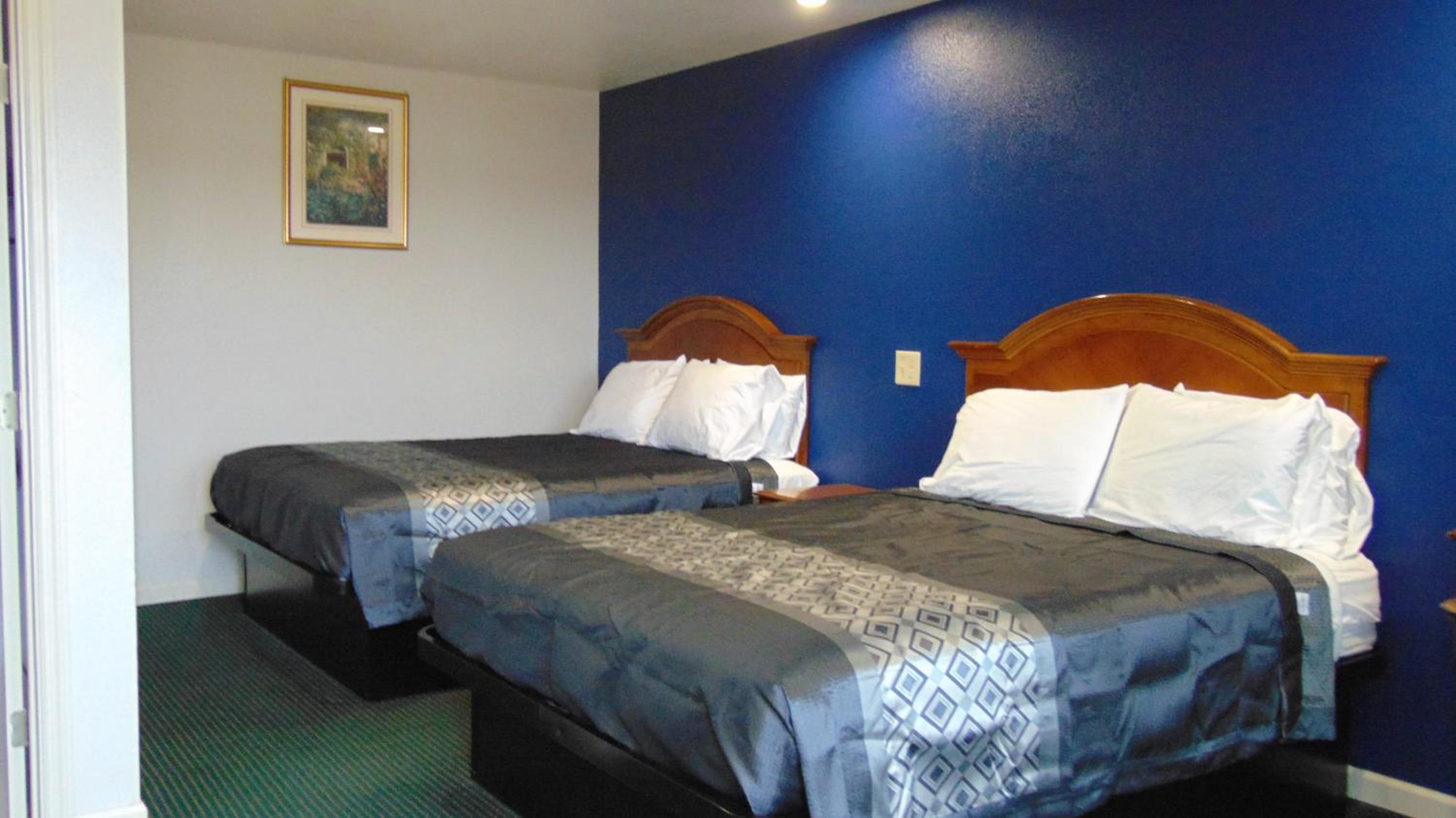 Queen Room with Two Queen Beds - Non-Smoking photo 2