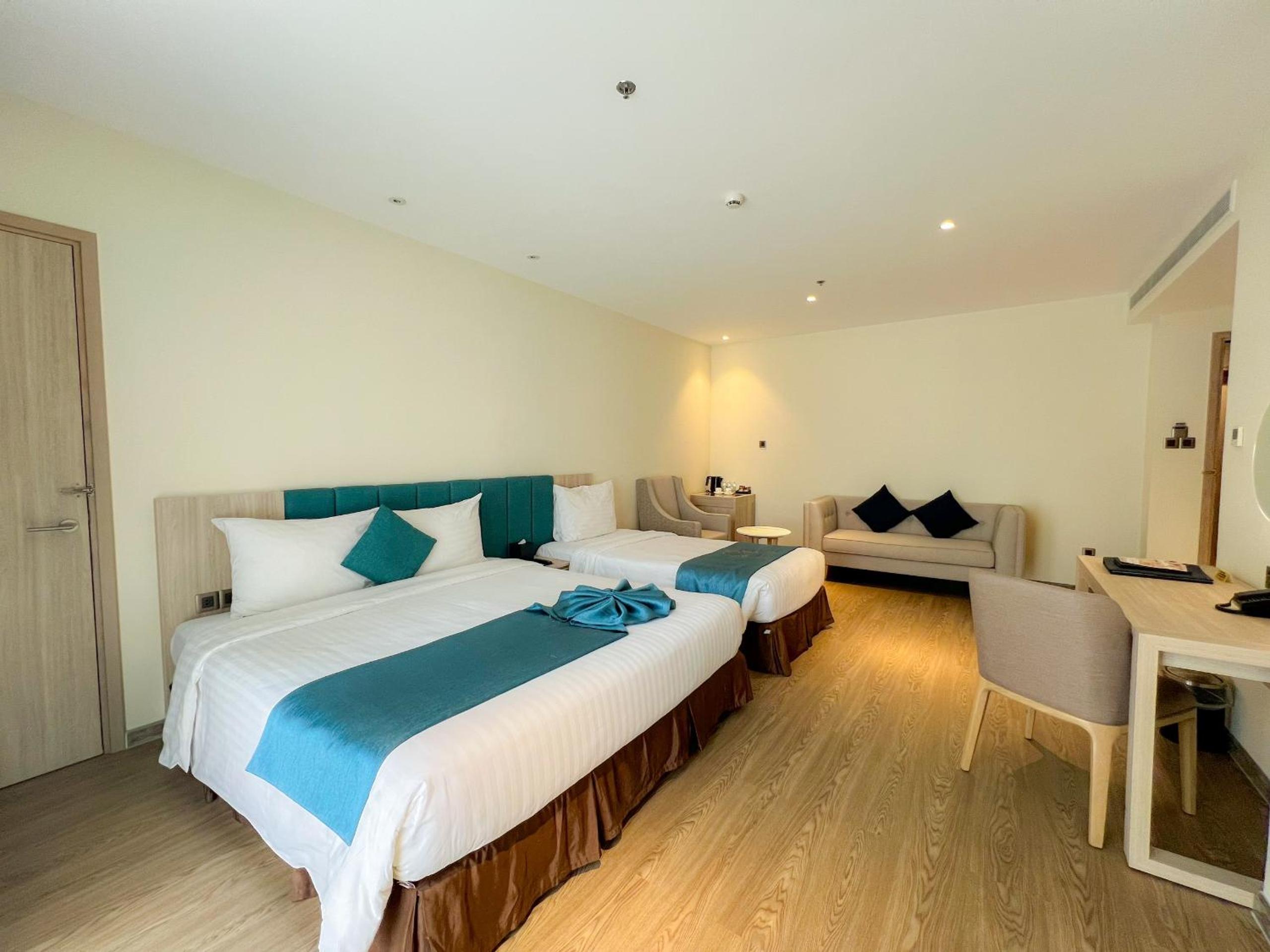 Triple Room with Balcony - Photo 12