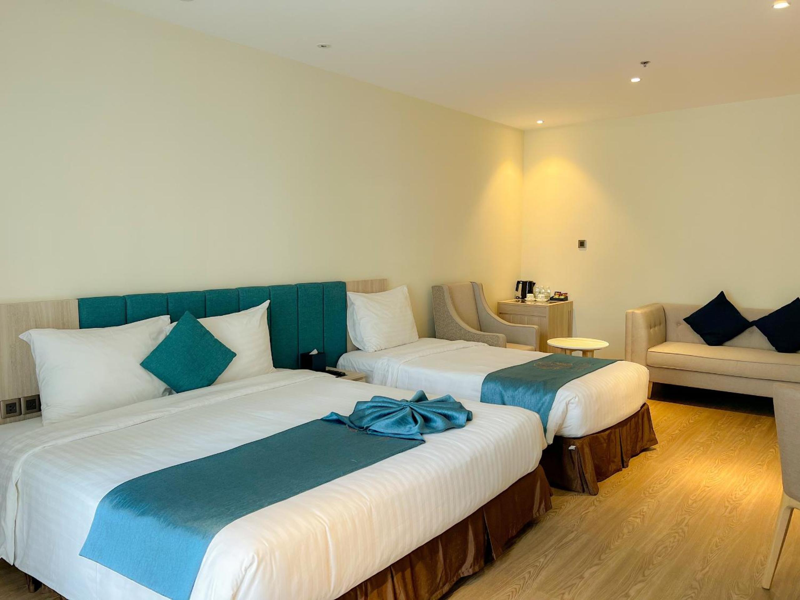 Triple Room with Balcony - Photo 11