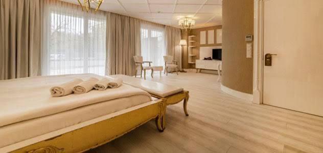 Deluxe Double Room (2 Adults + 1 Child) photo 3