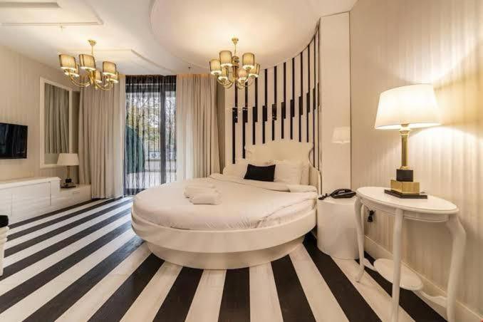 Deluxe Double Room (2 Adults + 1 Child) photo 2