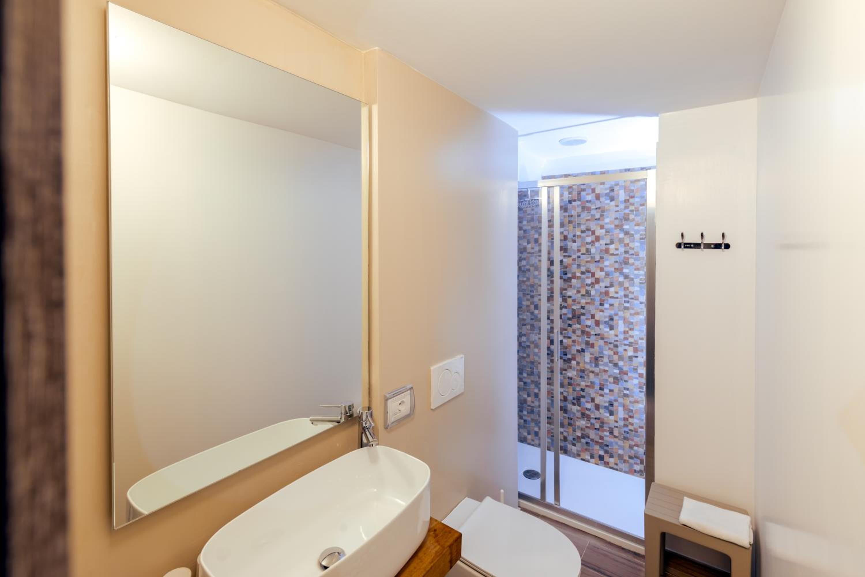 Deluxe Double Room (2 Adults + 1 Child) photo 2