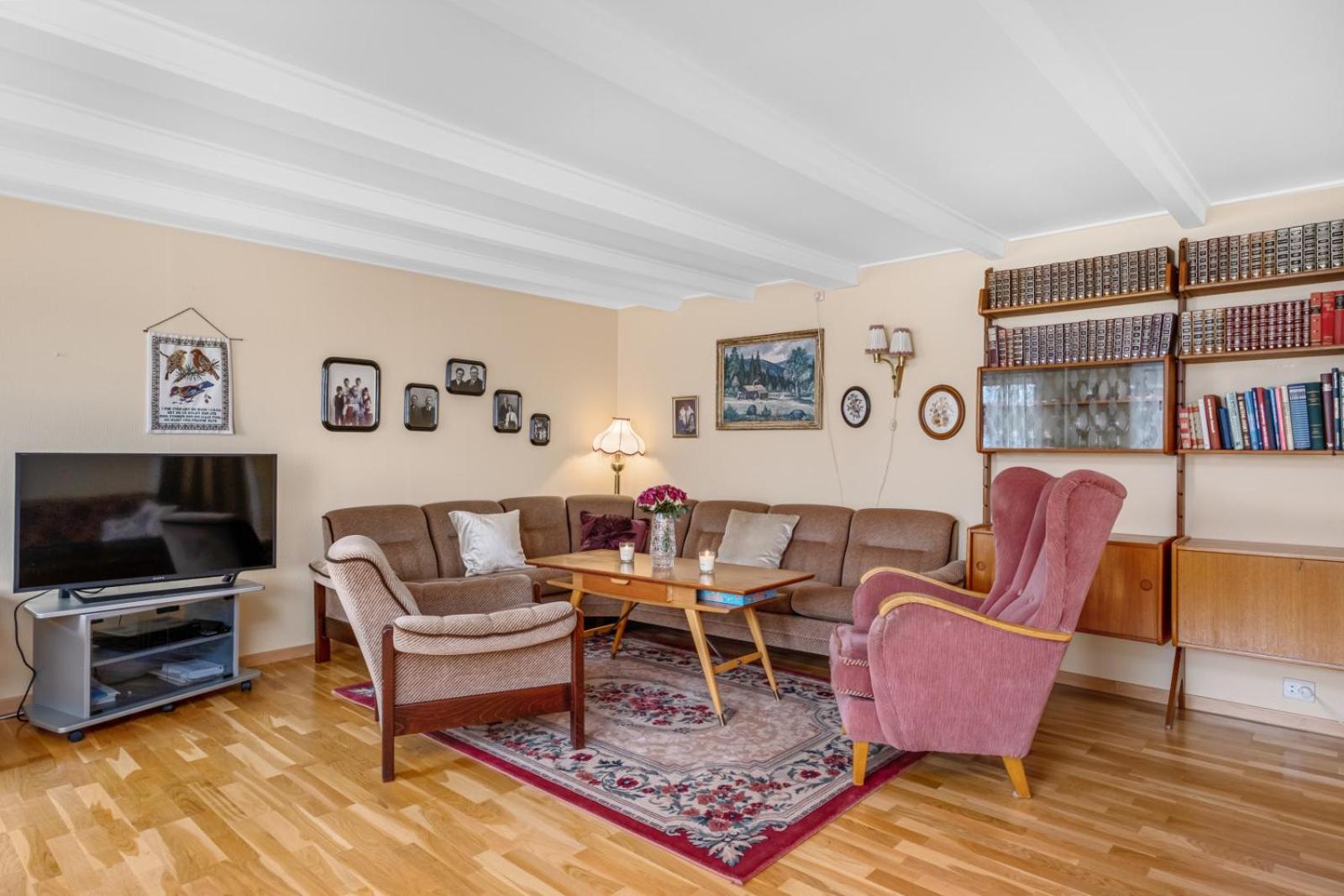 Five-Bedroom House photo 2