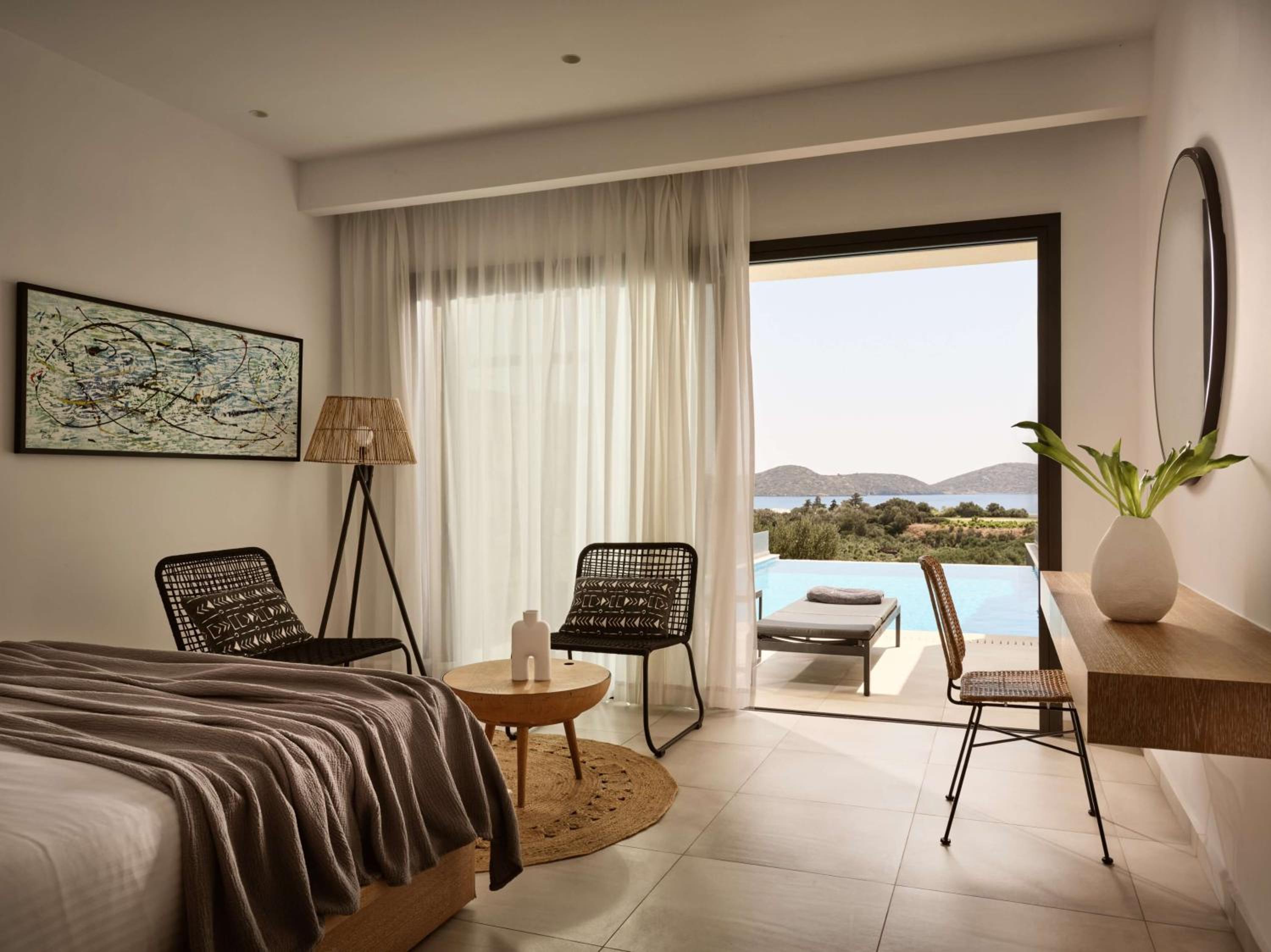 Suite de lujo con piscina privada infinita.