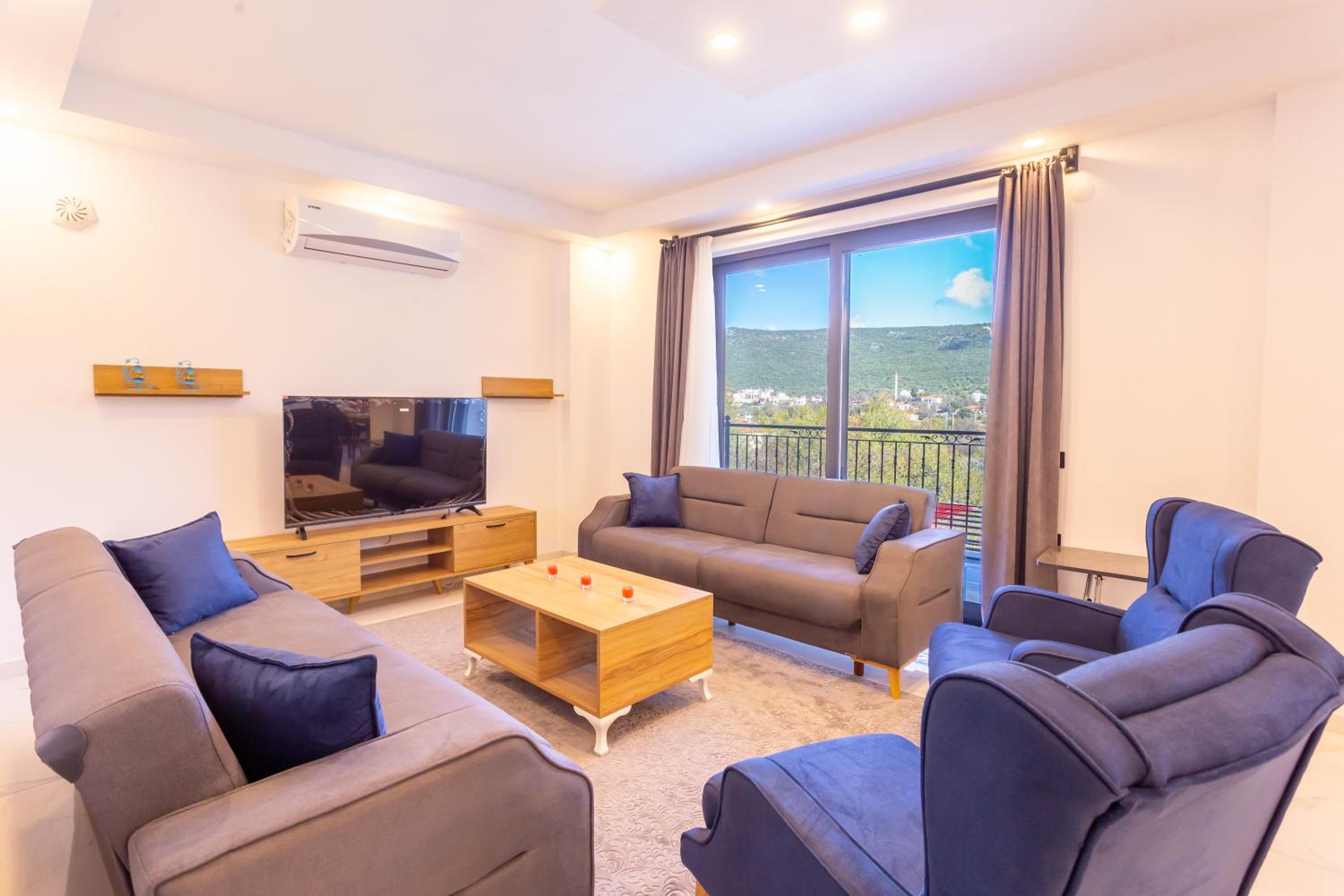 Family Room With Balcony photo 1