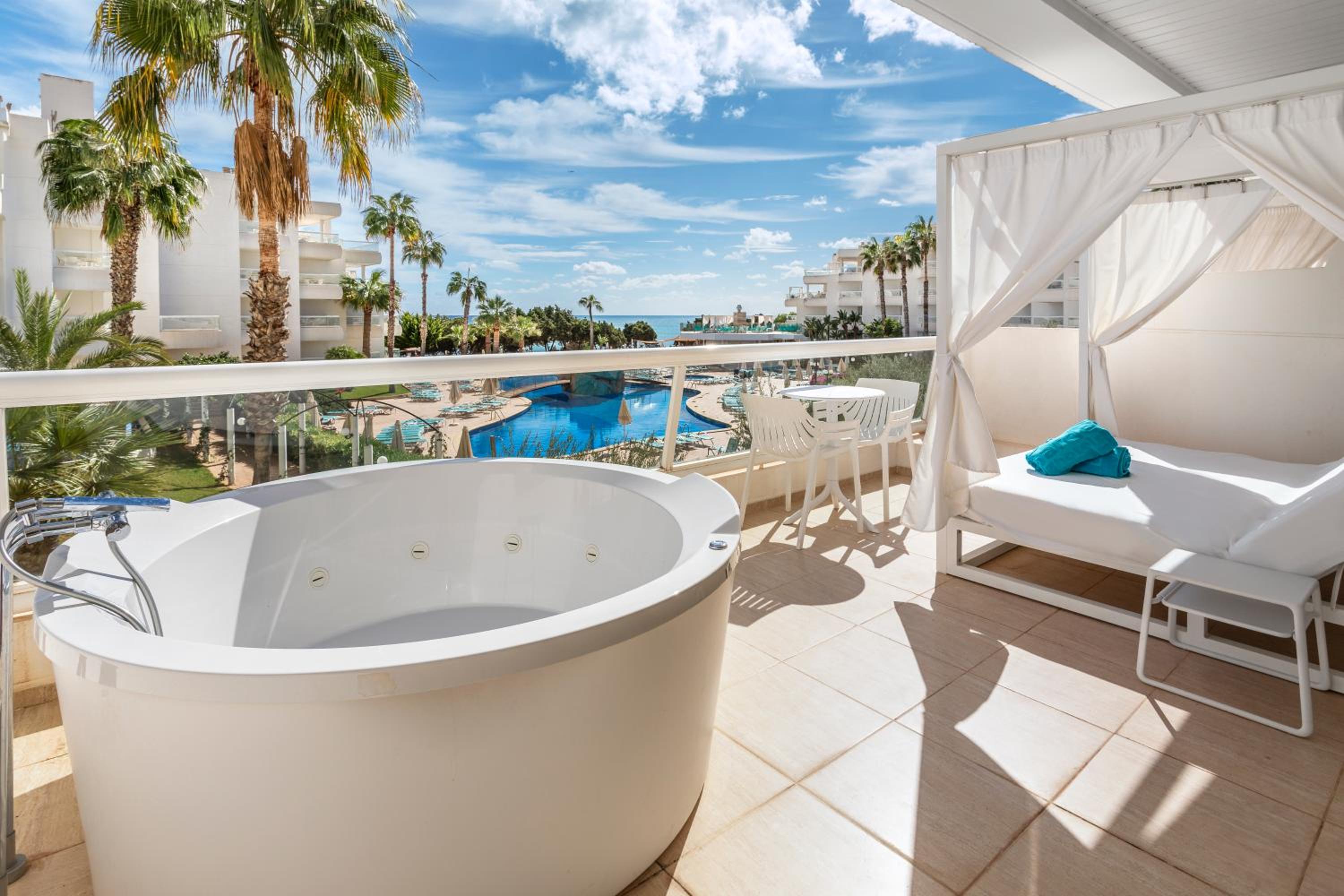 Deluxe One-Bedroom Apartment woth Front Sea View and Hot Tub photo 2