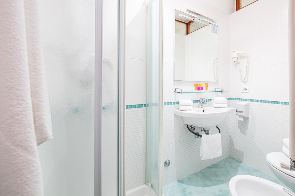Superior Double or Twin Room with Partial Sea View - Photo 4