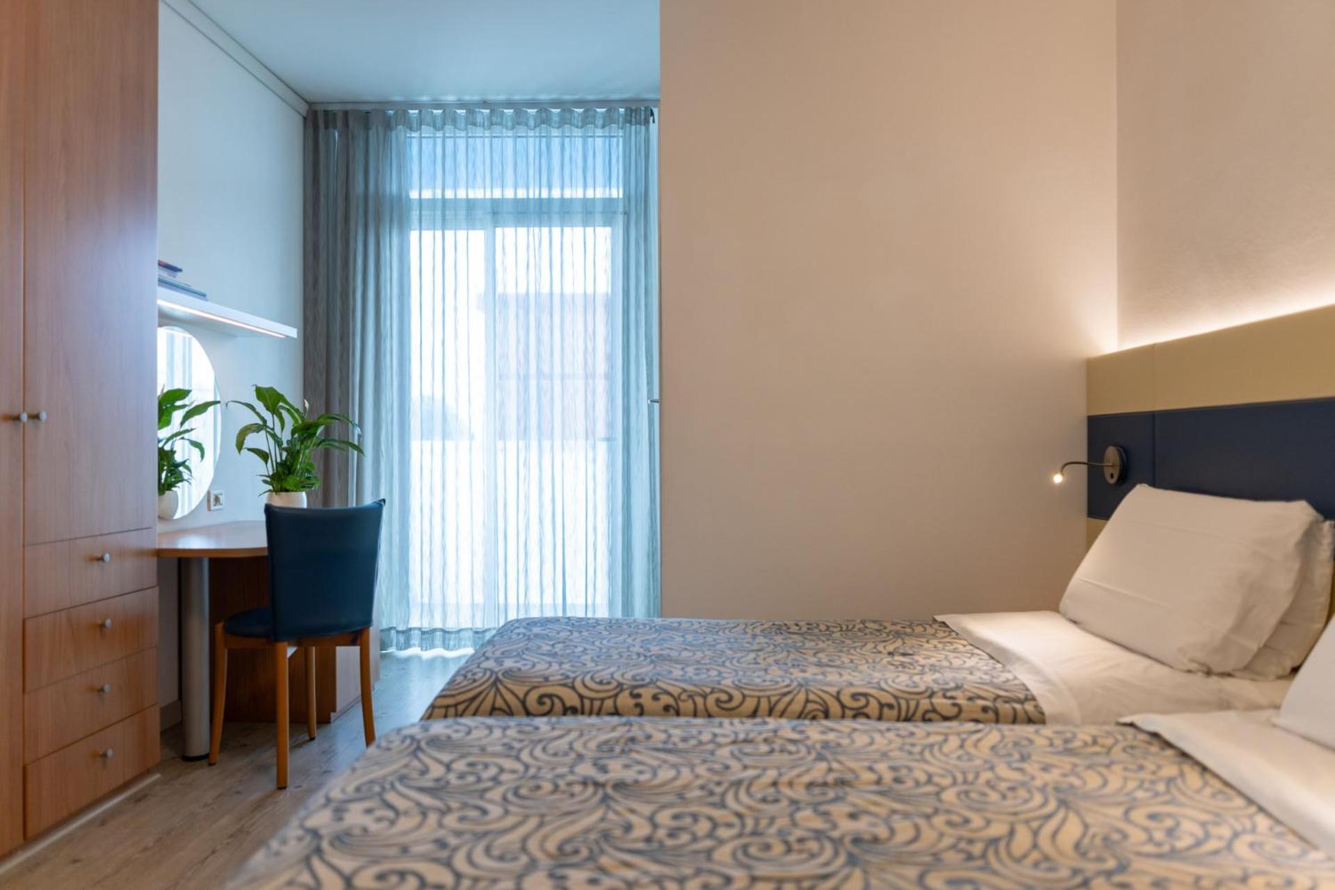Superior Double or Twin Room with Partial Sea View - Photo 5