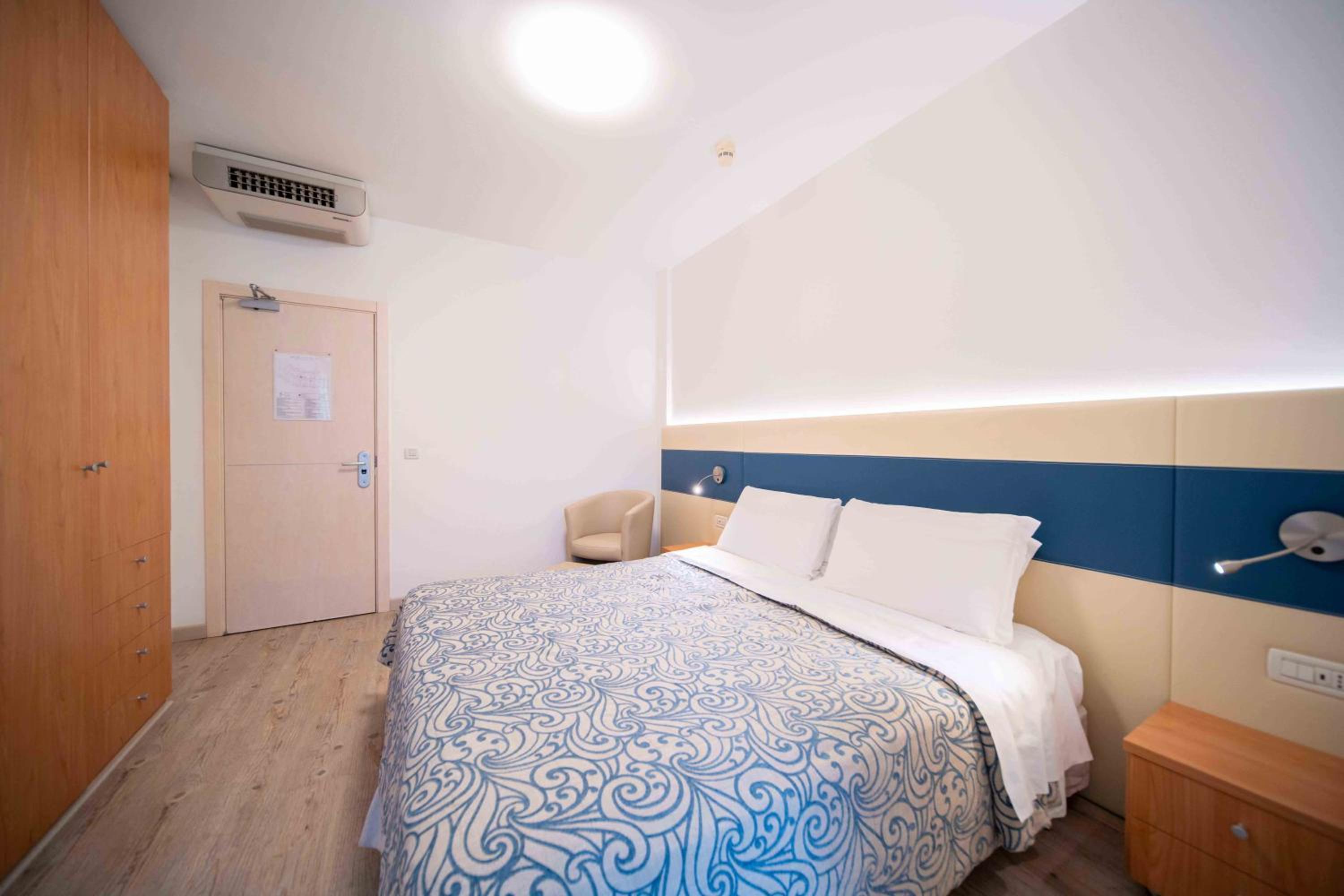Superior Double or Twin Room with Partial Sea View - Photo 2