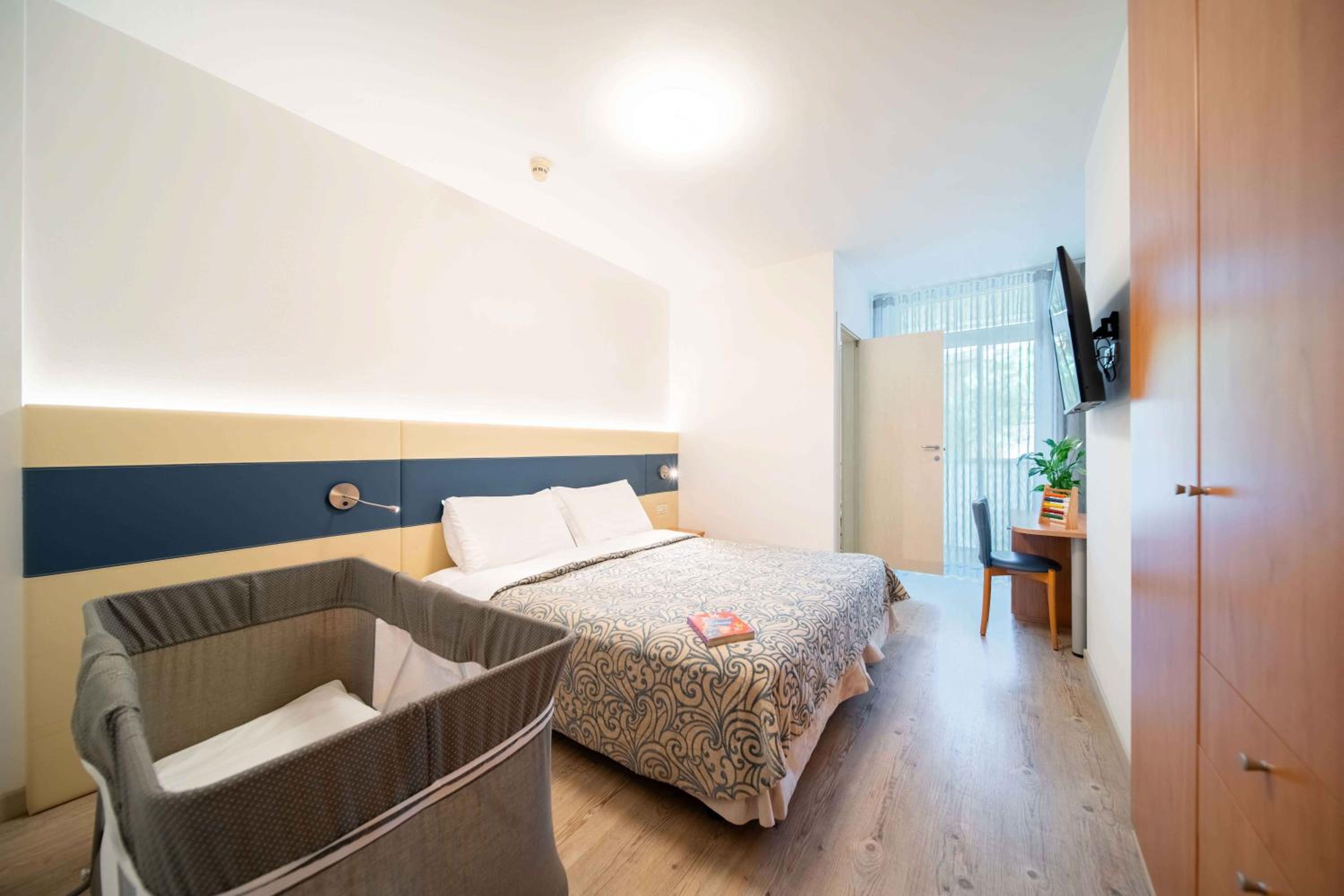 Superior Double or Twin Room with Partial Sea View - Photo 7