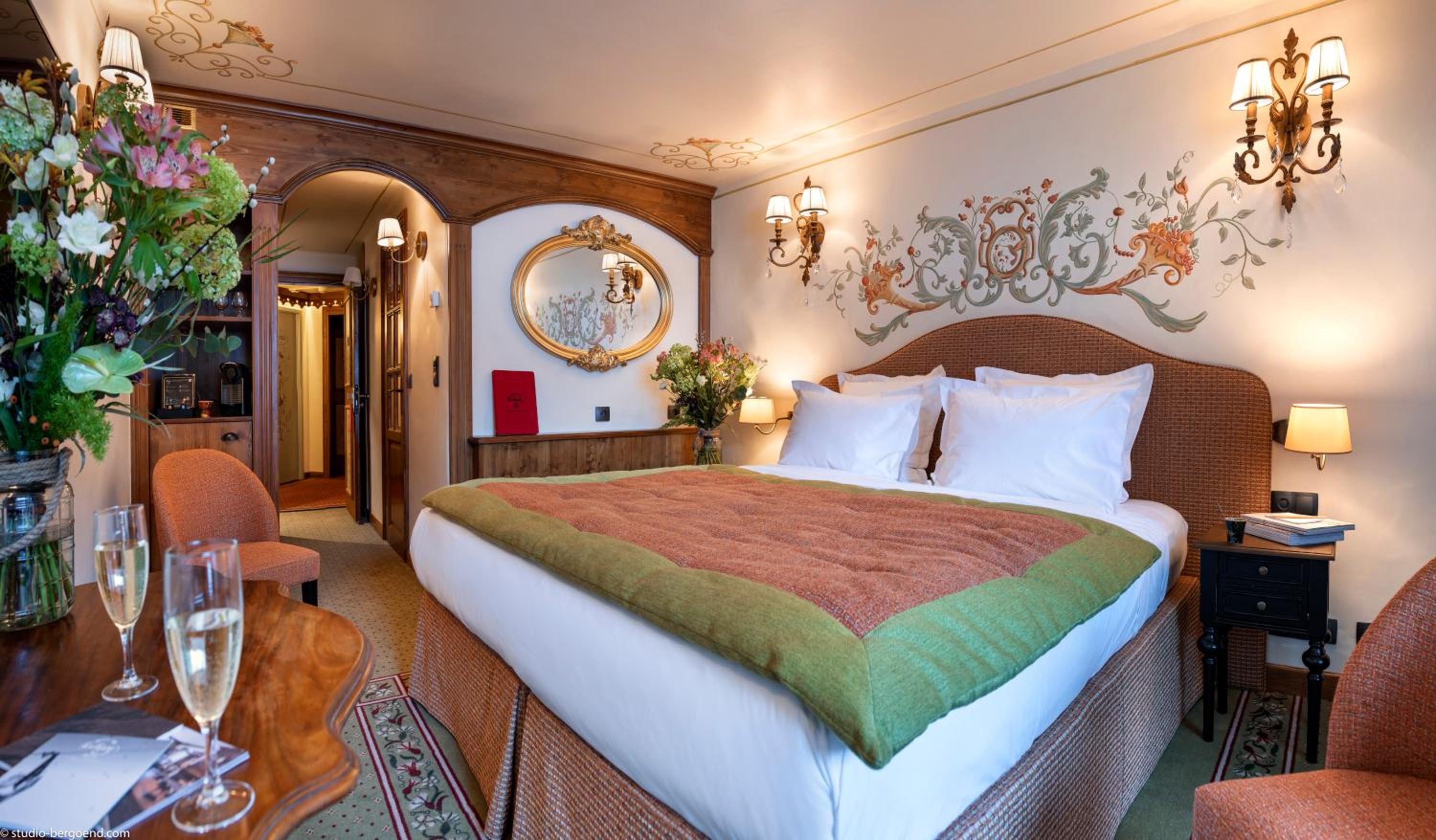 Small Classic room with balcony