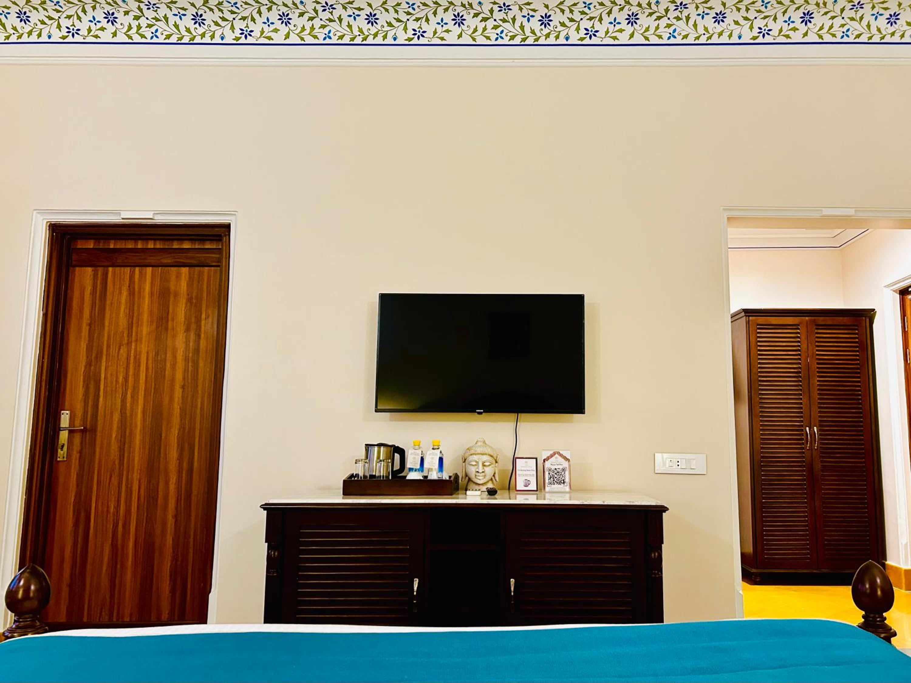 Deluxe Double Room with Balcony - Photo 13