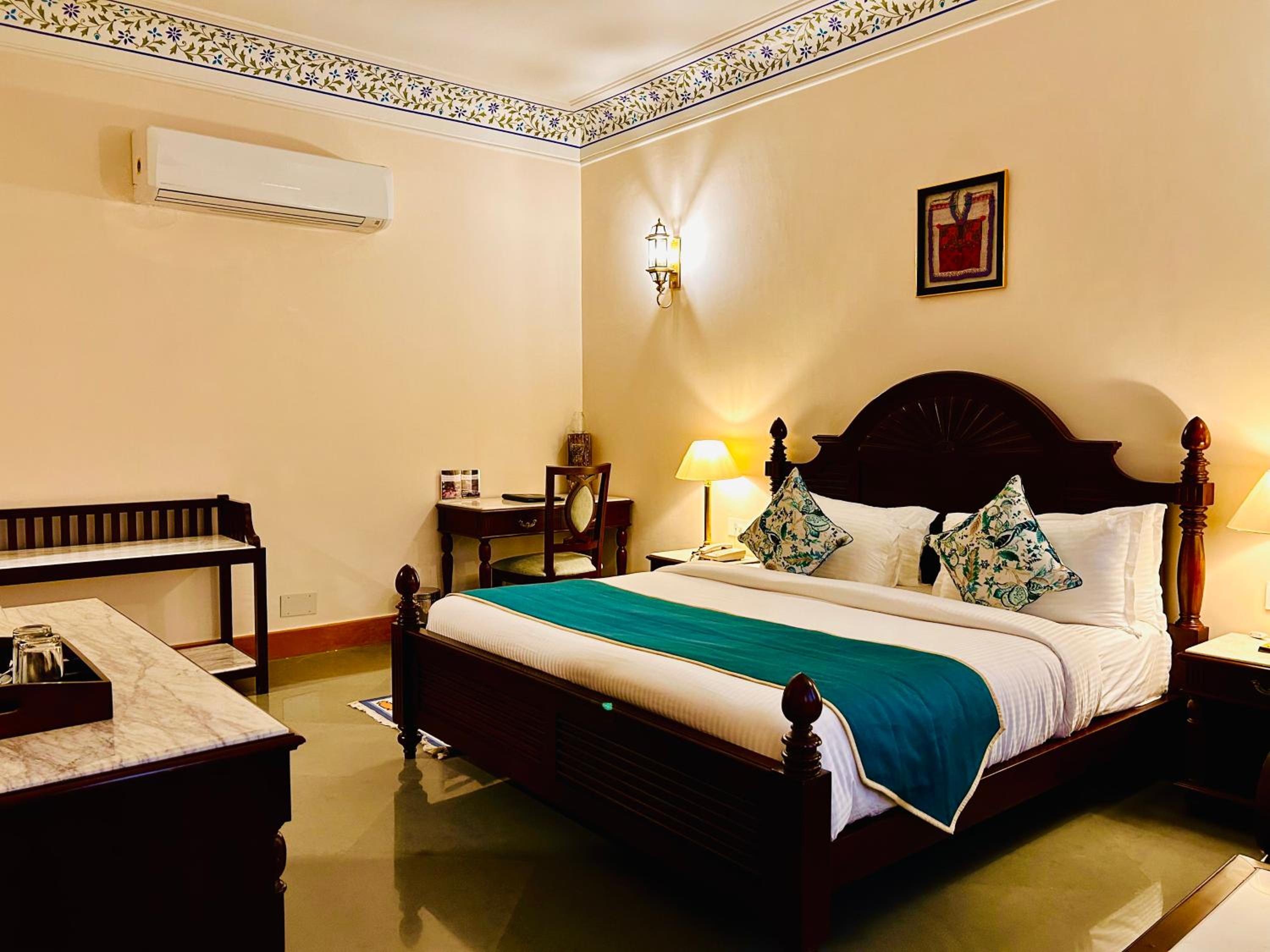 Deluxe Double Room with Balcony - Photo 11