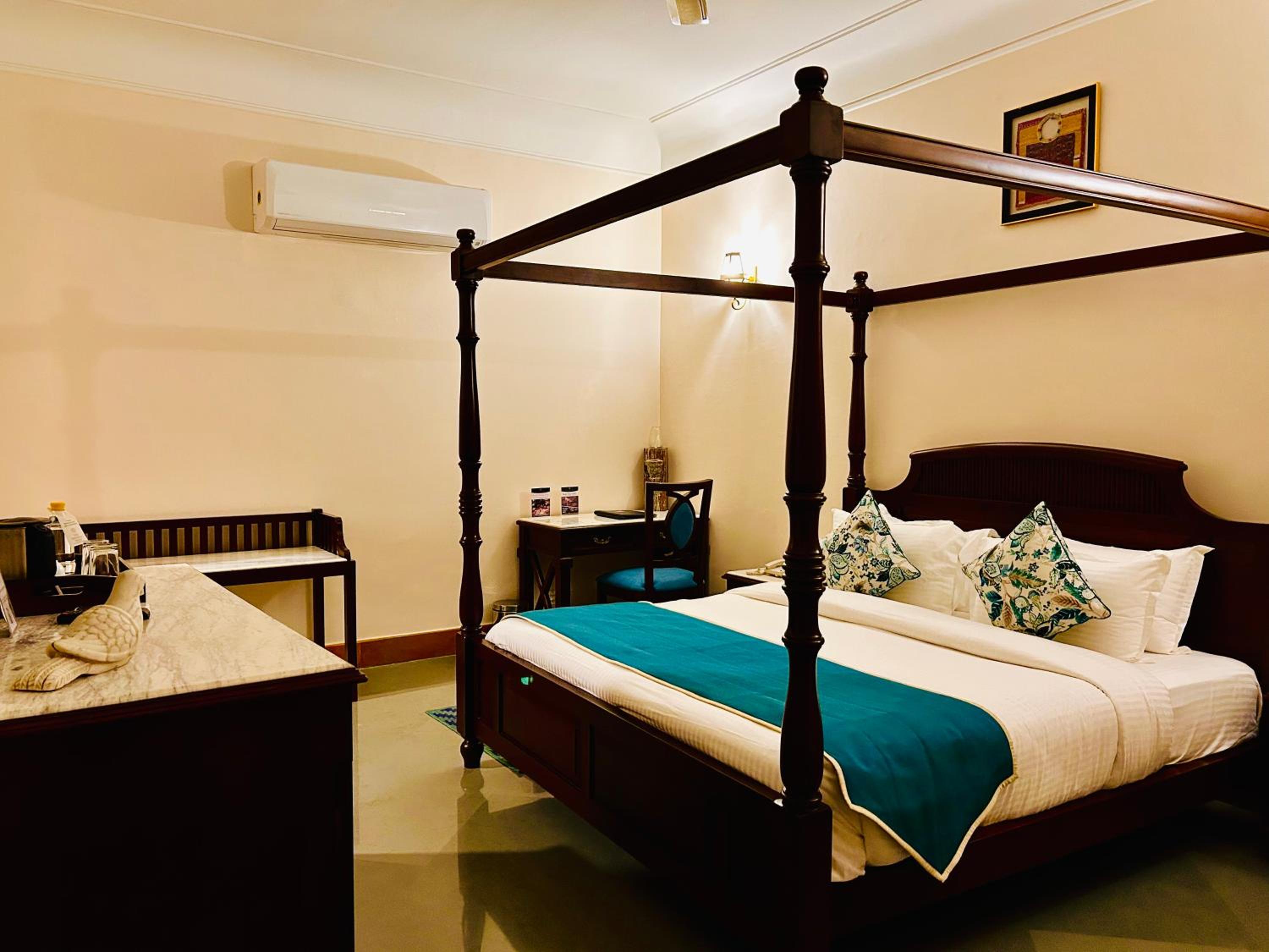 Deluxe Double Room with Balcony - Photo 15