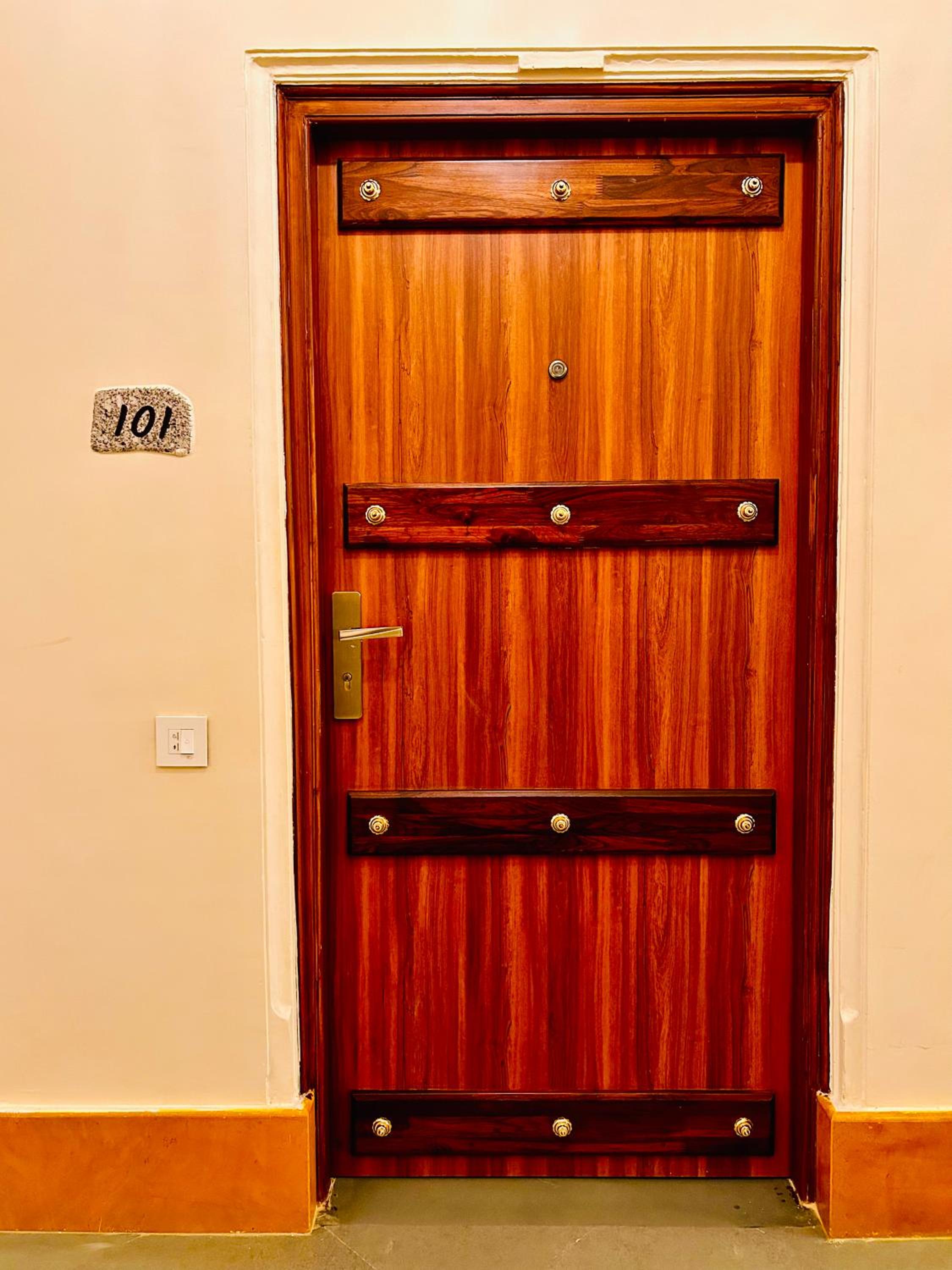 Deluxe Double Room with Balcony - Photo 5