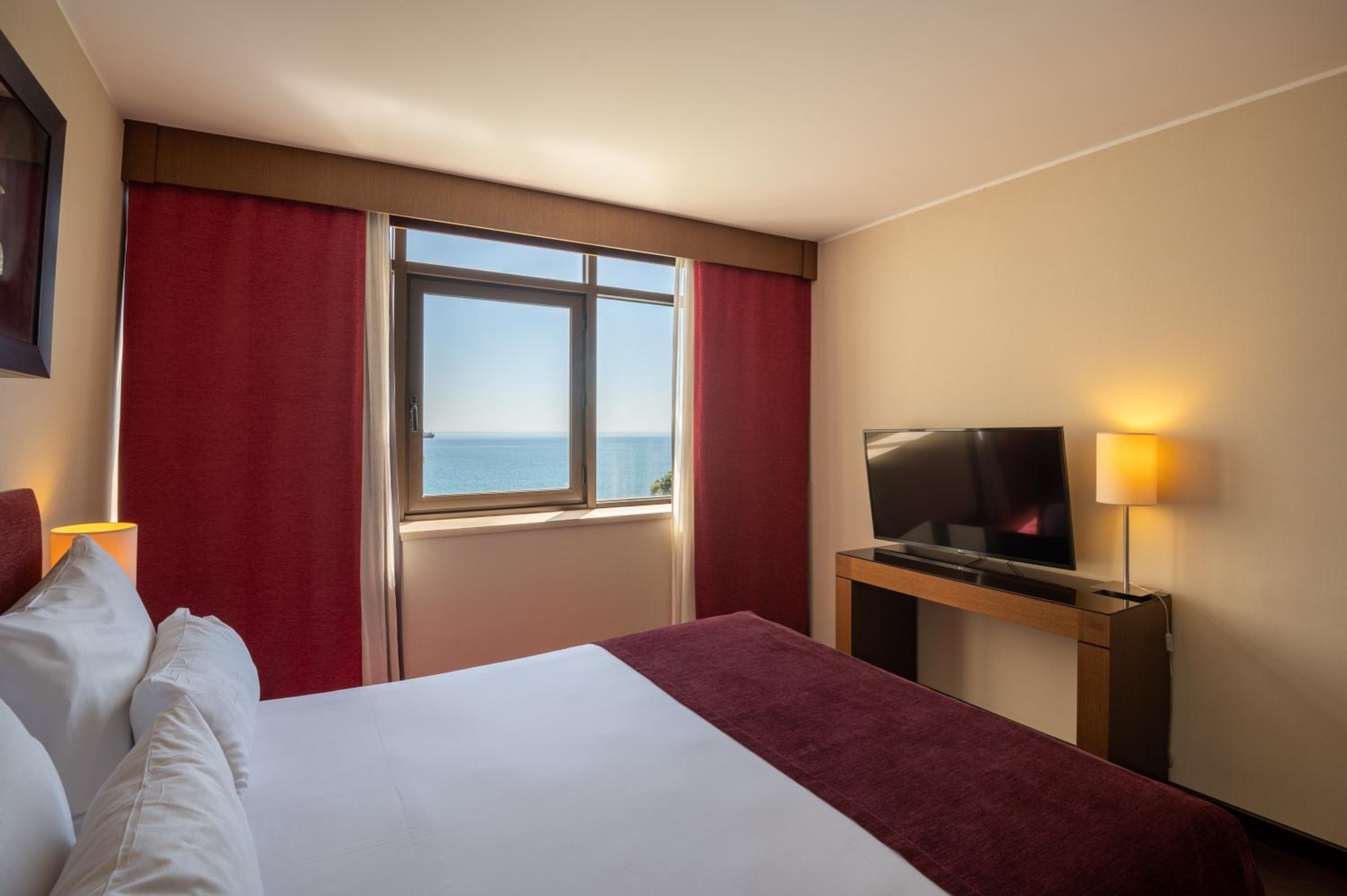 Junior Suite with Sea View - Photo 2