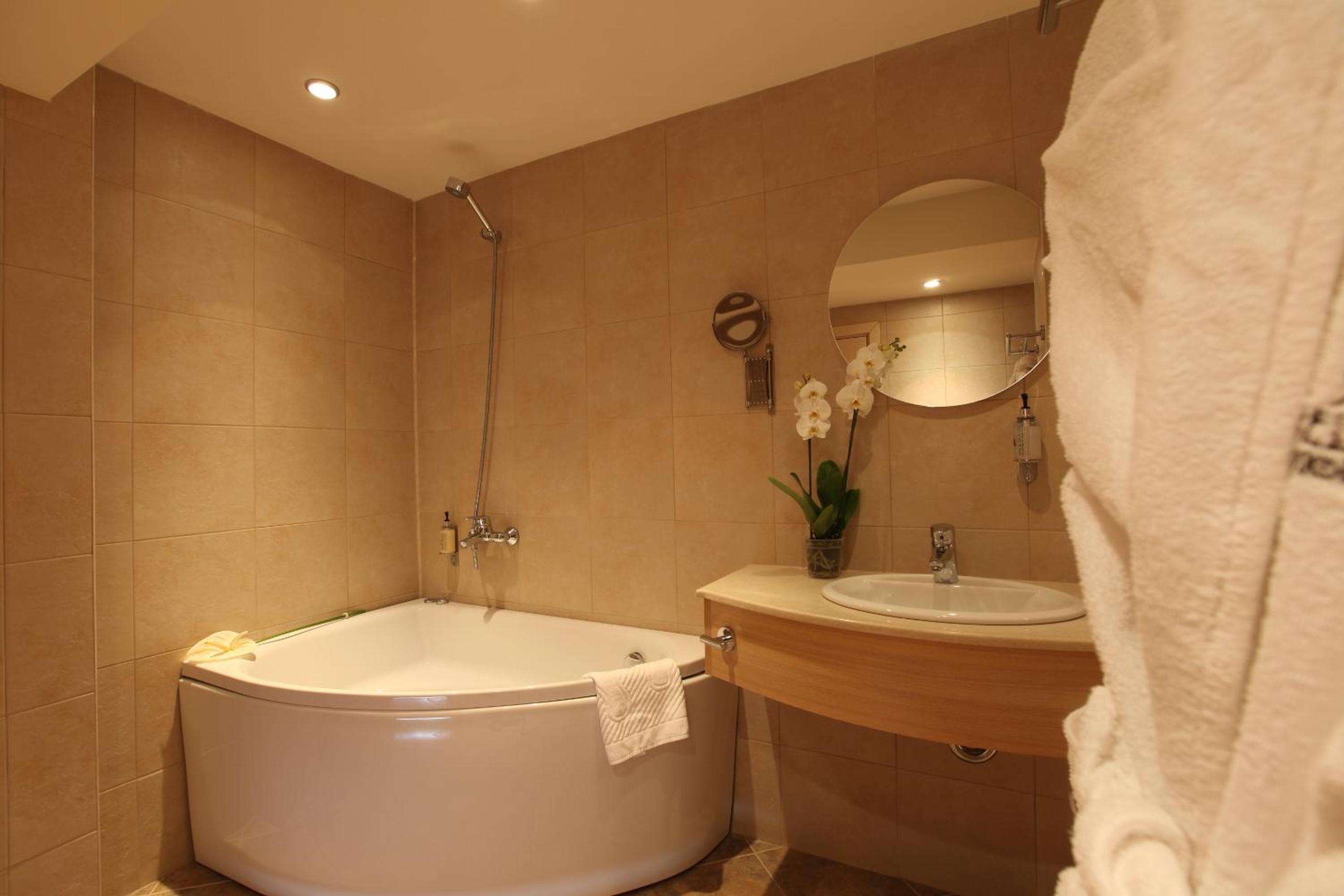 One-Bedroom Suite with Balcony