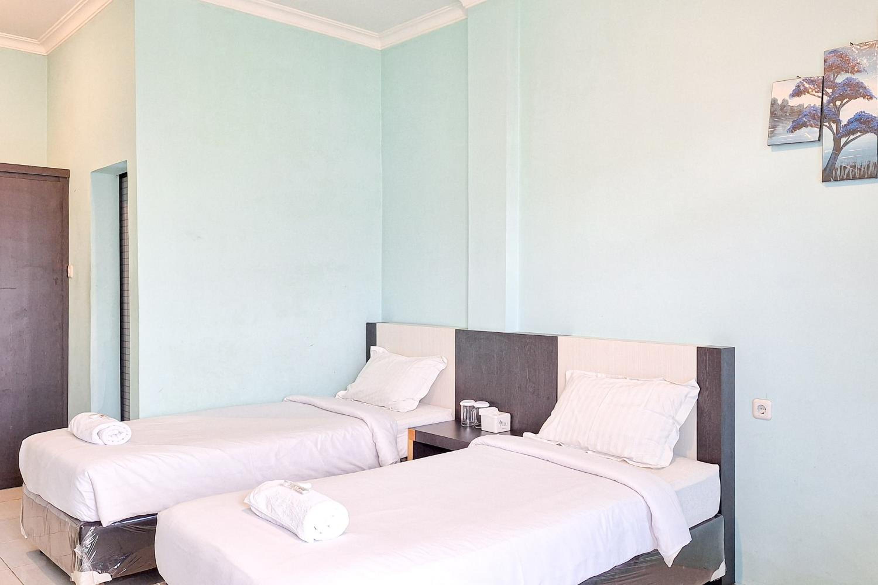 Standard Twin Room - Photo 1