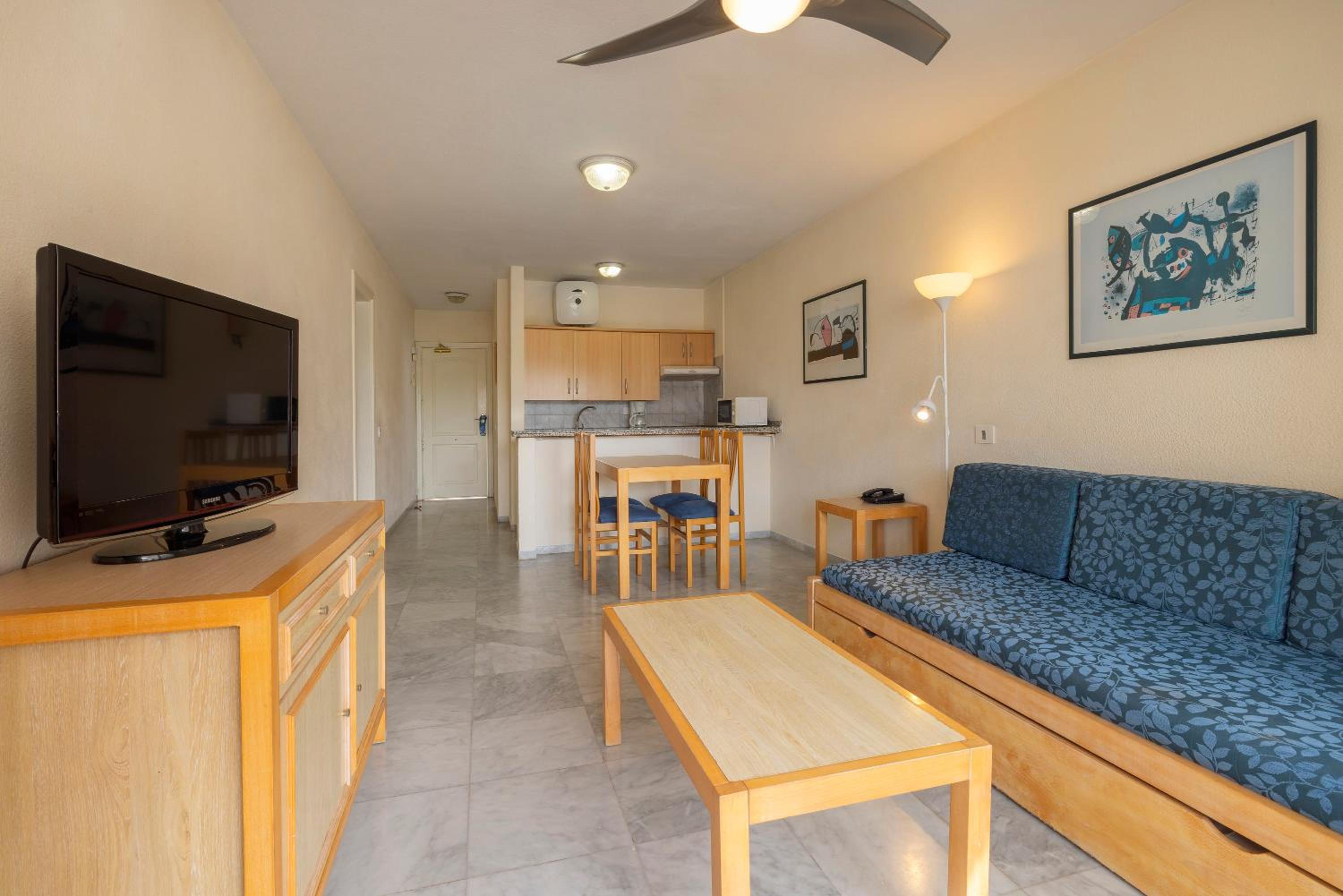 One-Bedroom Apartment - Photo 3