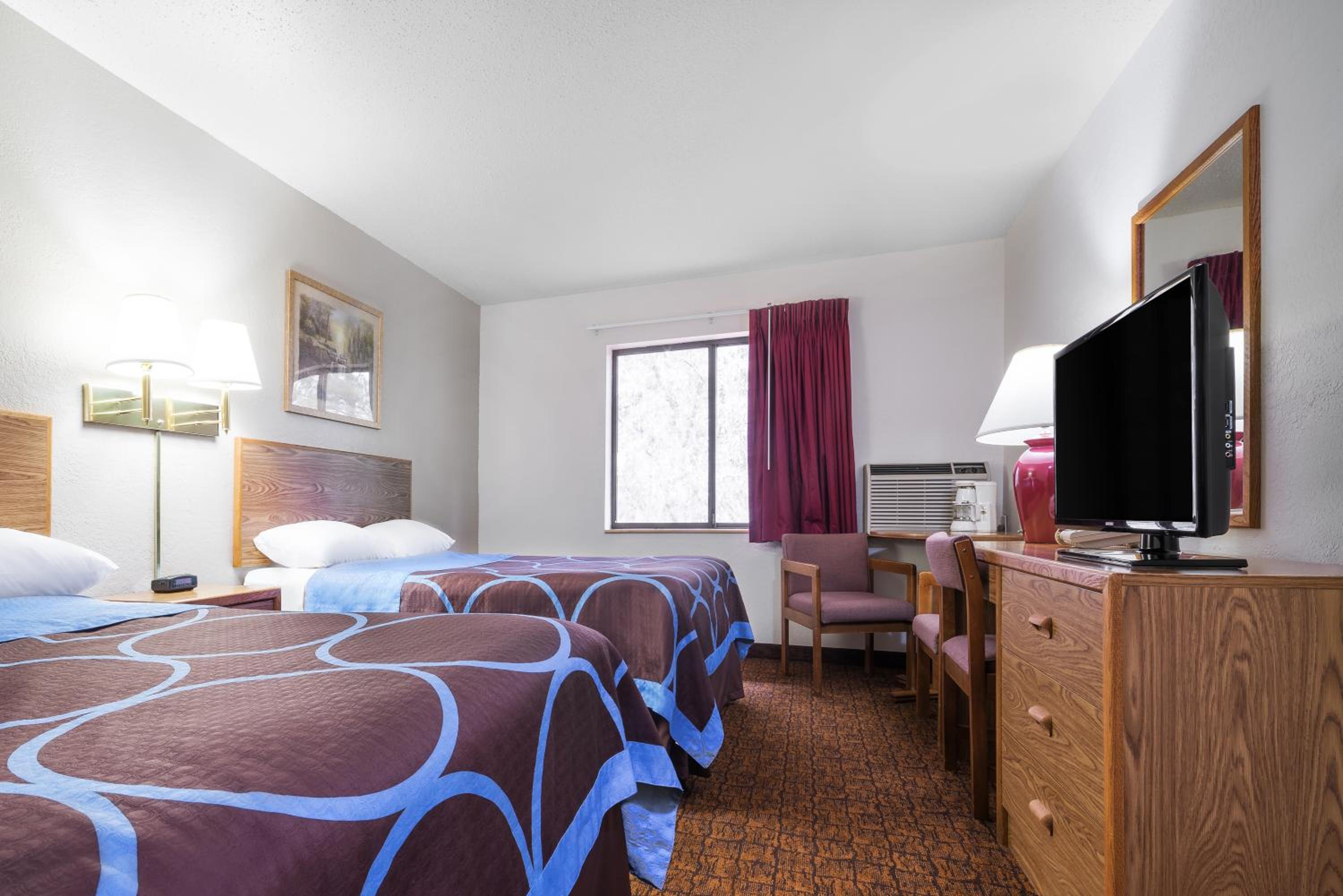 Queen Room with Two Queen Beds - Non-Smoking - Photo 2