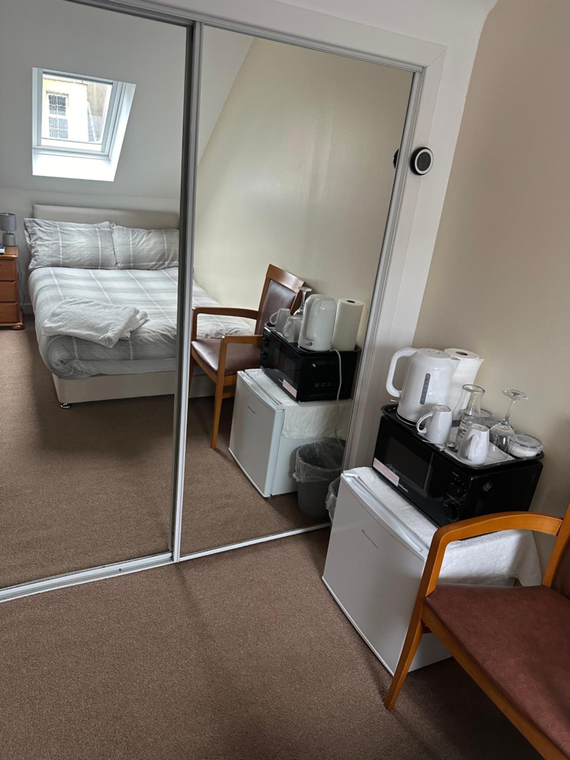 Budget Double Room - Photo 5