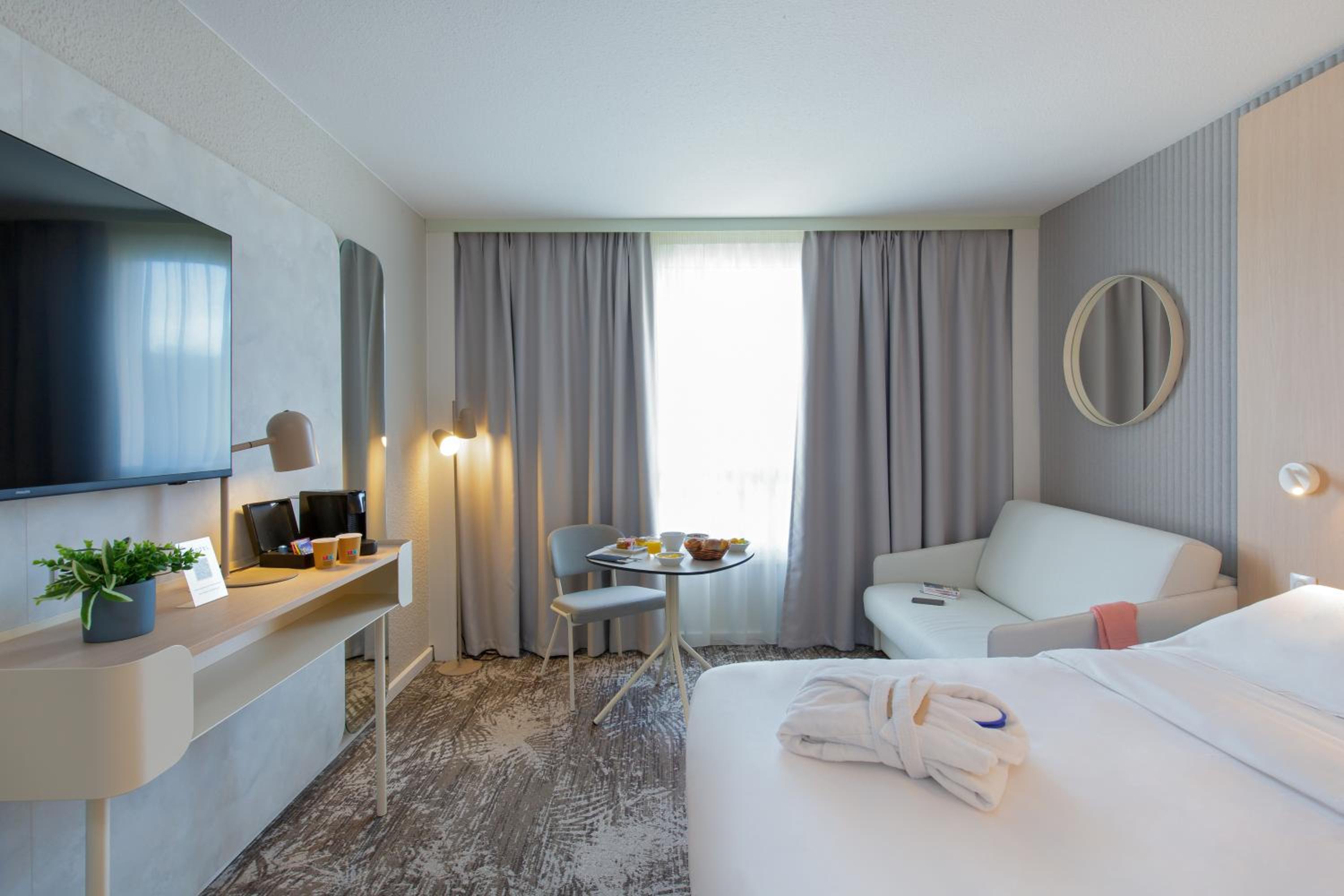 Executive Room with One Double Bed and One Single Sofa Bed  photo 1
