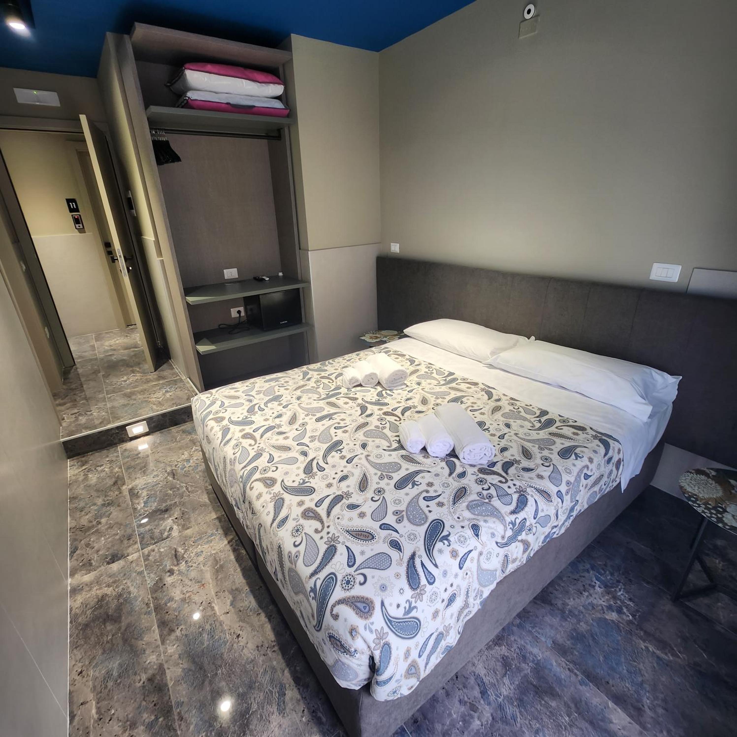 Double or Twin Room with Side Sea View