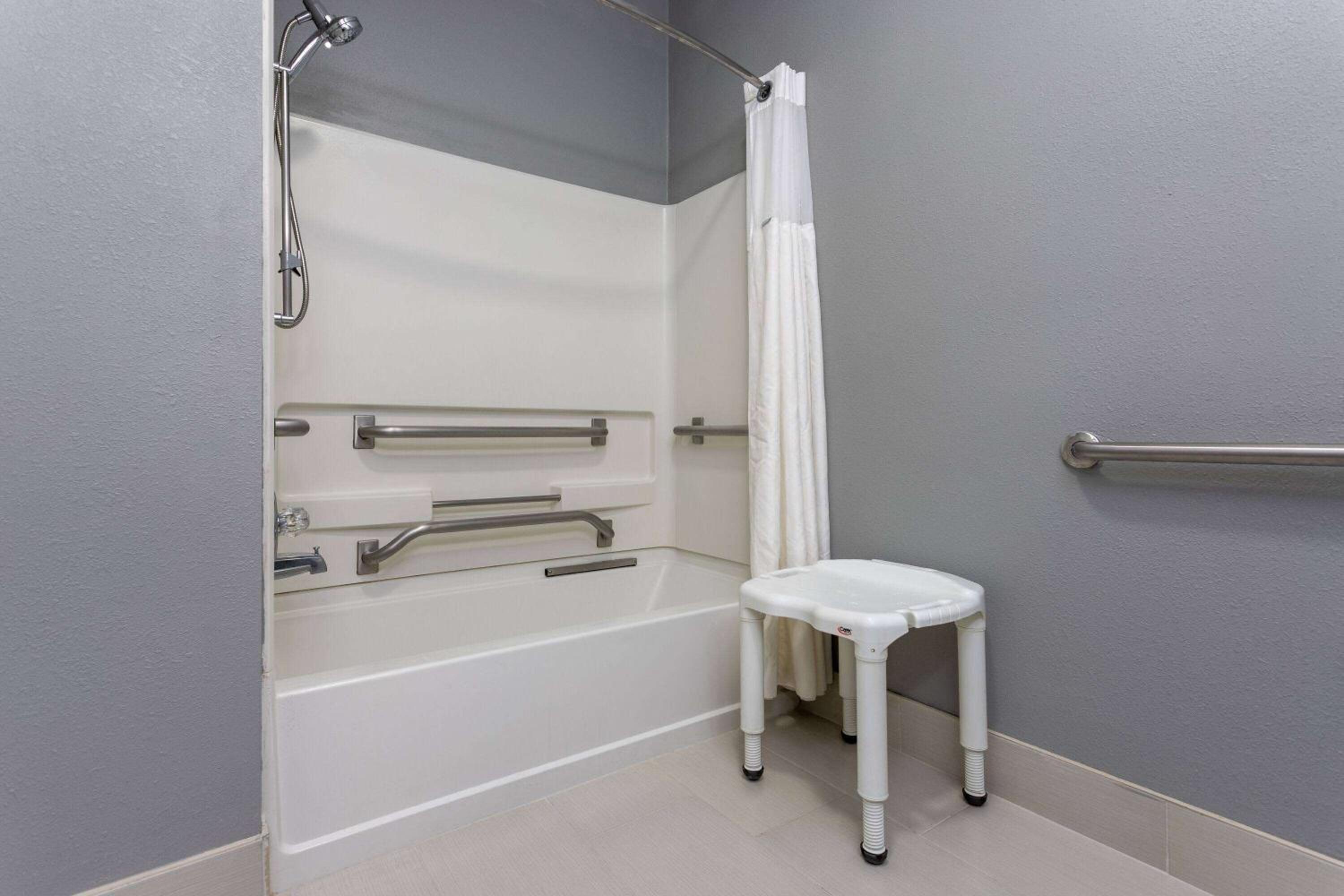 King Room - Accessible/Non-Smoking - Photo 3