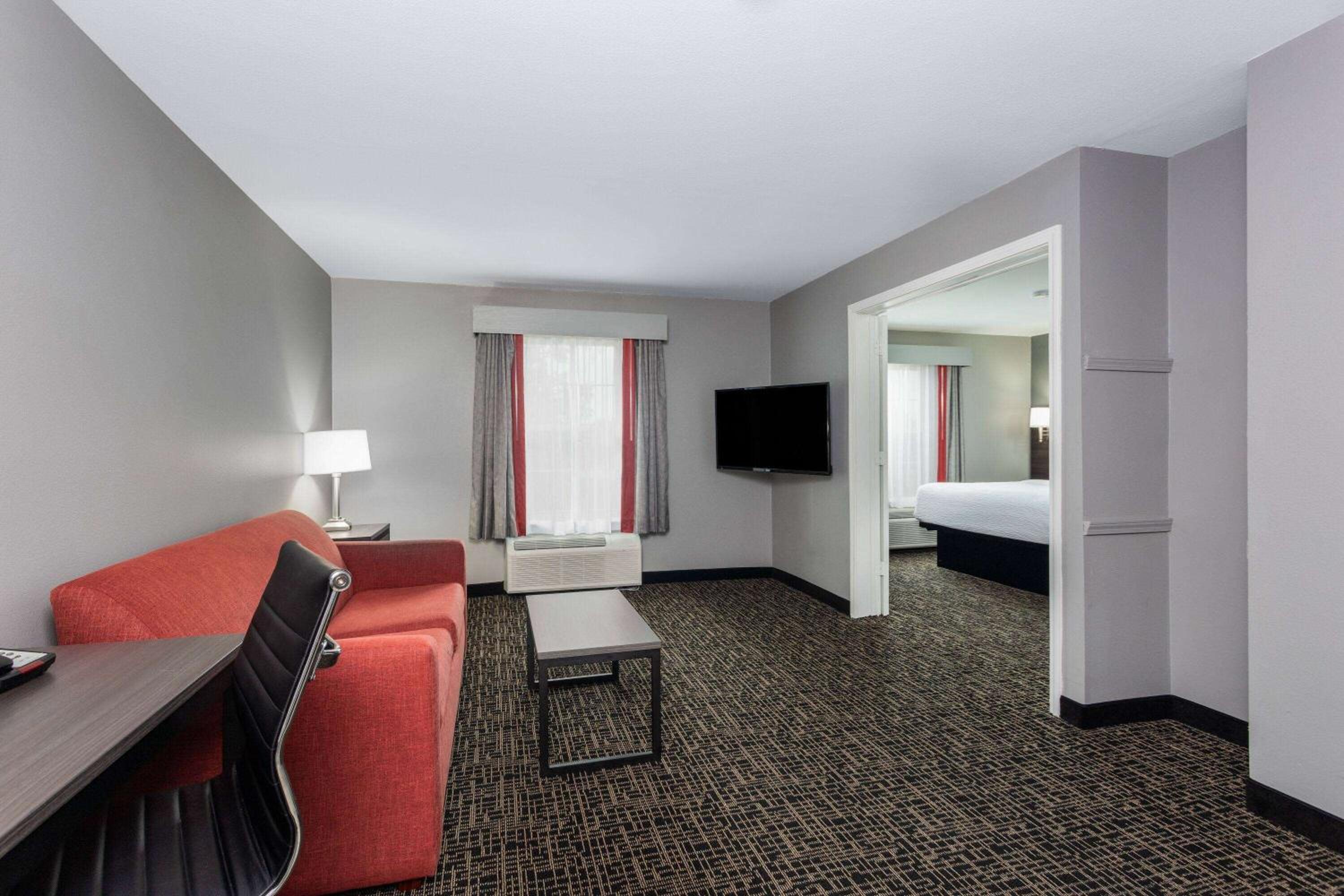 One-Bedroom King Superior Suite - Non-Smoking - Photo 2