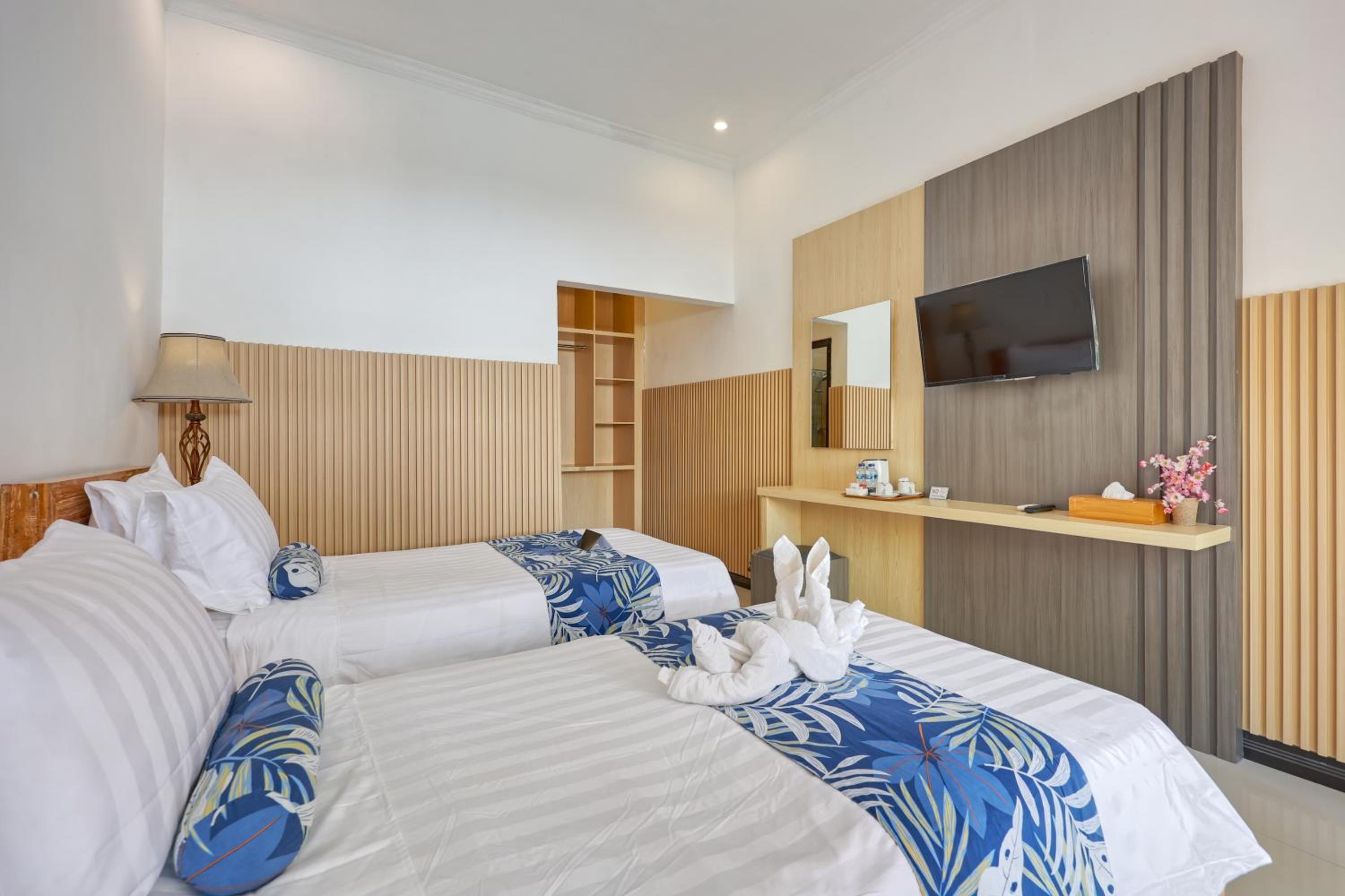Deluxe Double or Twin Room with Pool View - Photo 5