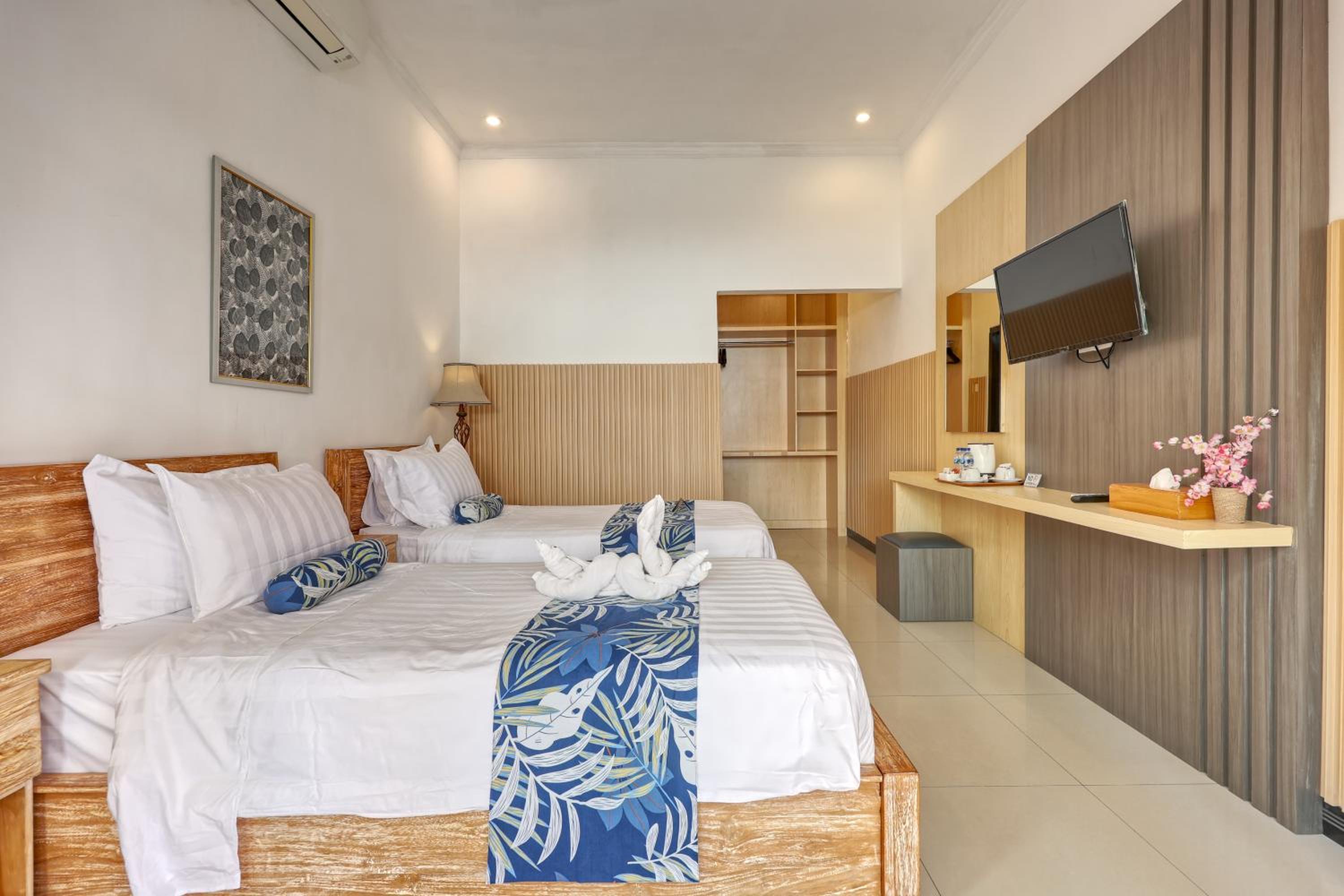 Deluxe Double or Twin Room with Pool View - Photo 4