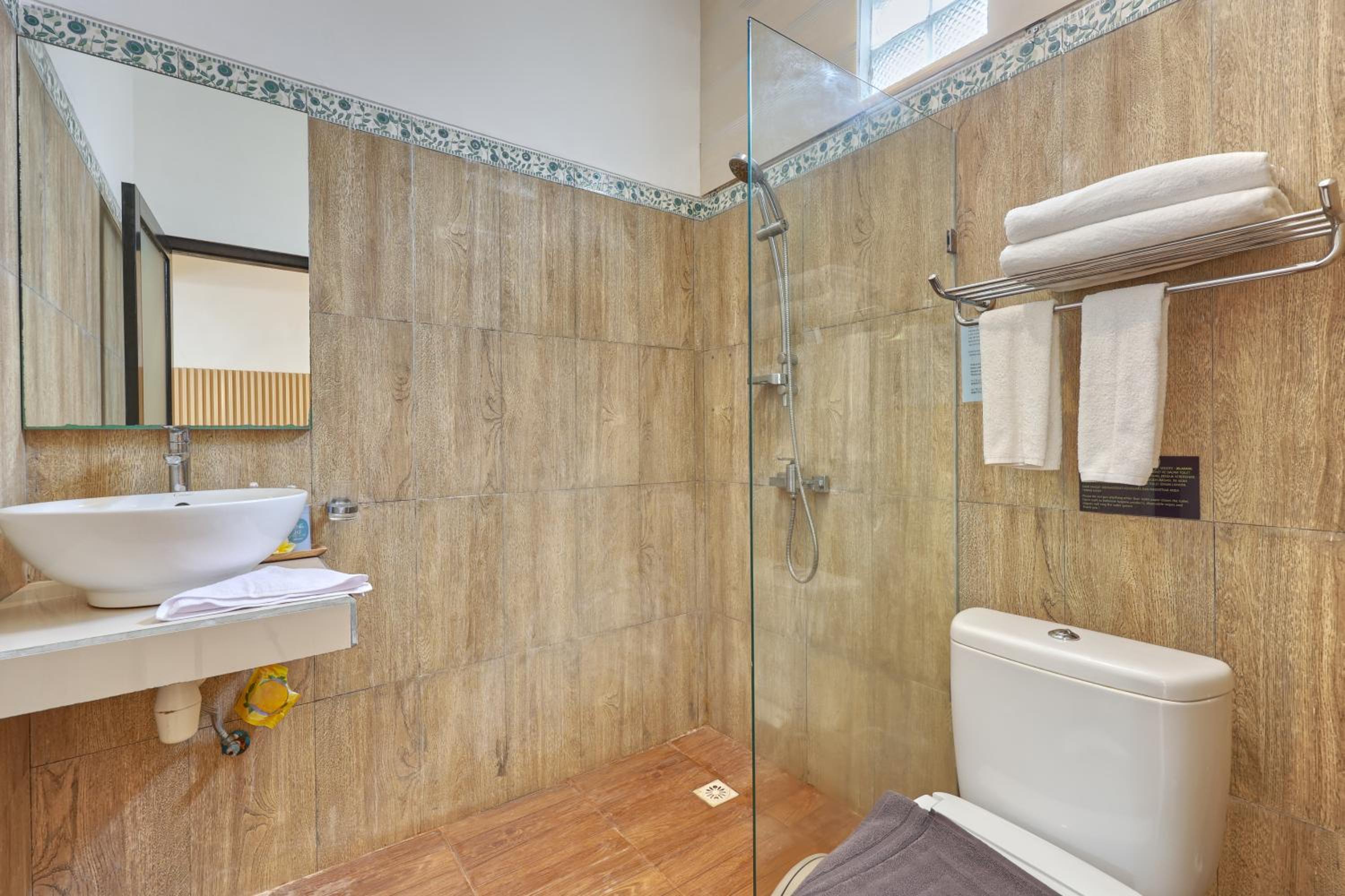 Deluxe Double or Twin Room with Pool View - Photo 11